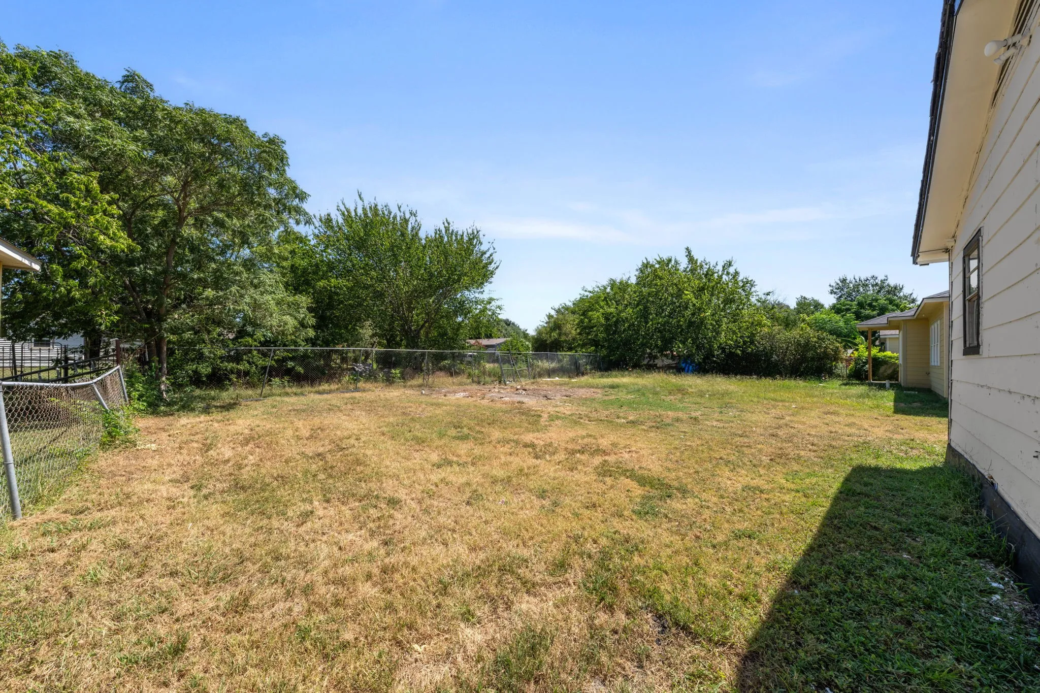 Single Family Residence For Sale in Dallas County , 7923 S Nassau Circle, Dallas, Texas 75217, 4 Bedroom, 2 Bathroom, Garage spaces, 1,248 Sqft, built in 1950, mls#21345963, Real Estate Agent in Dallas, Homes For Sale in Dallas county, Homes For Sale in Dallas, Realtor in Dallas Texas, Real Estate Brokerage Independent Realty Texas, Luminita Cordes Realtor