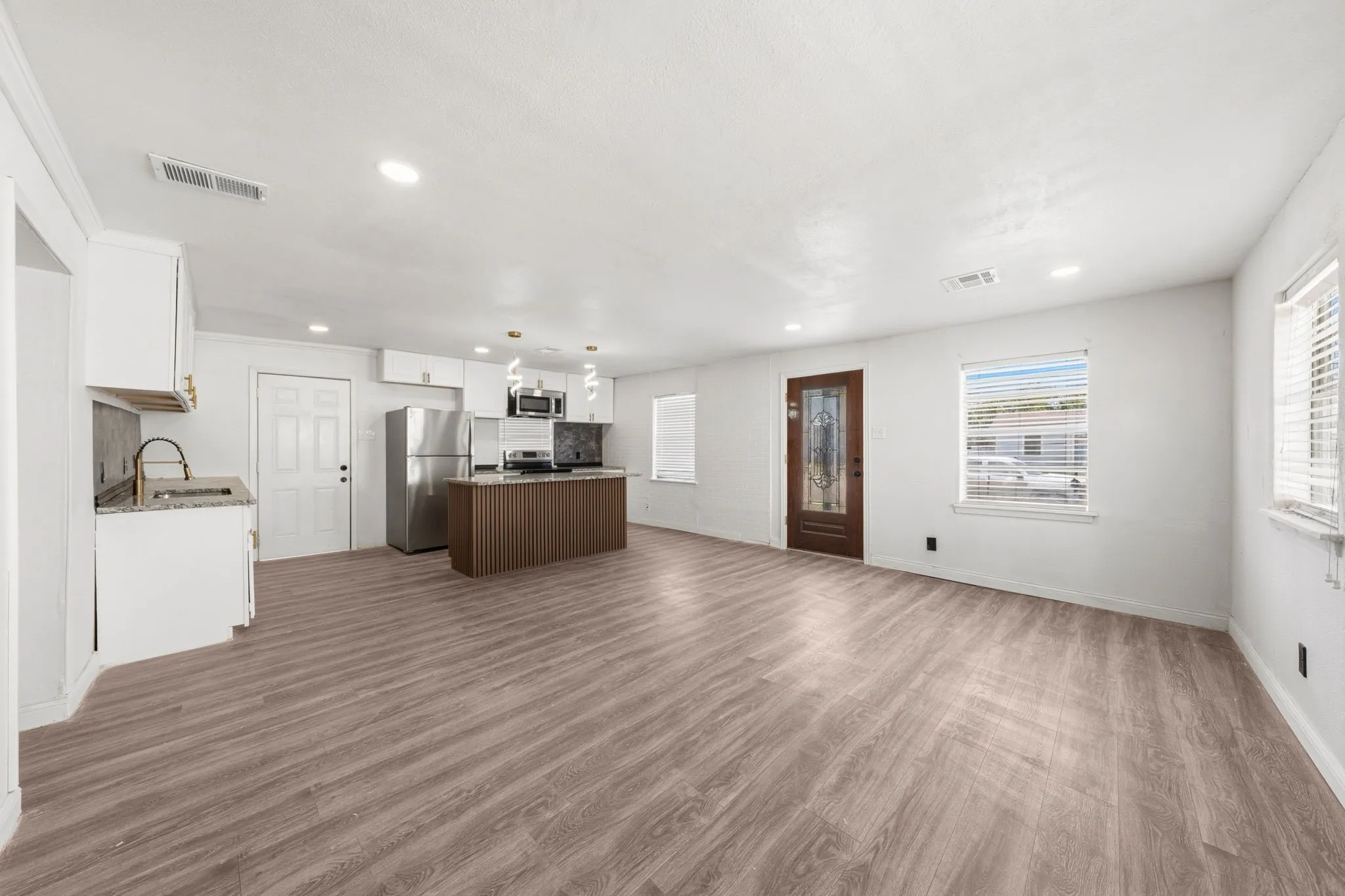 Single Family Residence For Sale in Dallas County , 7923 S Nassau Circle, Dallas, Texas 75217, 4 Bedroom, 2 Bathroom, Garage spaces, 1,248 Sqft, built in 1950, mls#21345963, Real Estate Agent in Dallas, Homes For Sale in Dallas county, Homes For Sale in Dallas, Realtor in Dallas Texas, Real Estate Brokerage Independent Realty Texas, Luminita Cordes Realtor