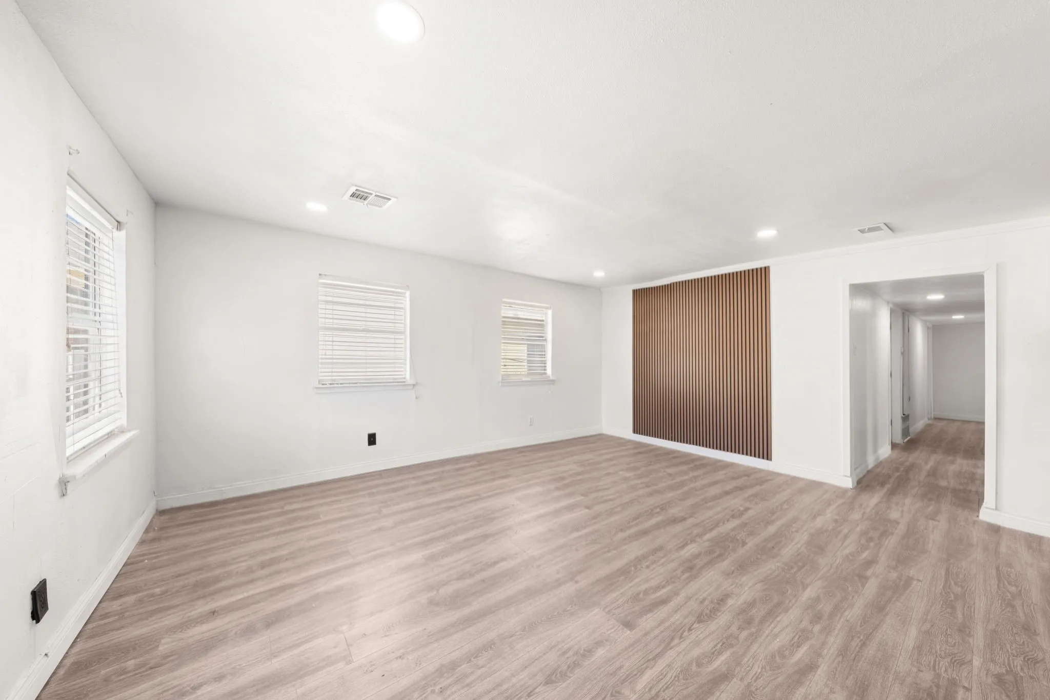 Single Family Residence For Sale in Dallas County , 7923 S Nassau Circle, Dallas, Texas 75217, 4 Bedroom, 2 Bathroom, Garage spaces, 1,248 Sqft, built in 1950, mls#21345963, Real Estate Agent in Dallas, Homes For Sale in Dallas county, Homes For Sale in Dallas, Realtor in Dallas Texas, Real Estate Brokerage Independent Realty Texas, Luminita Cordes Realtor