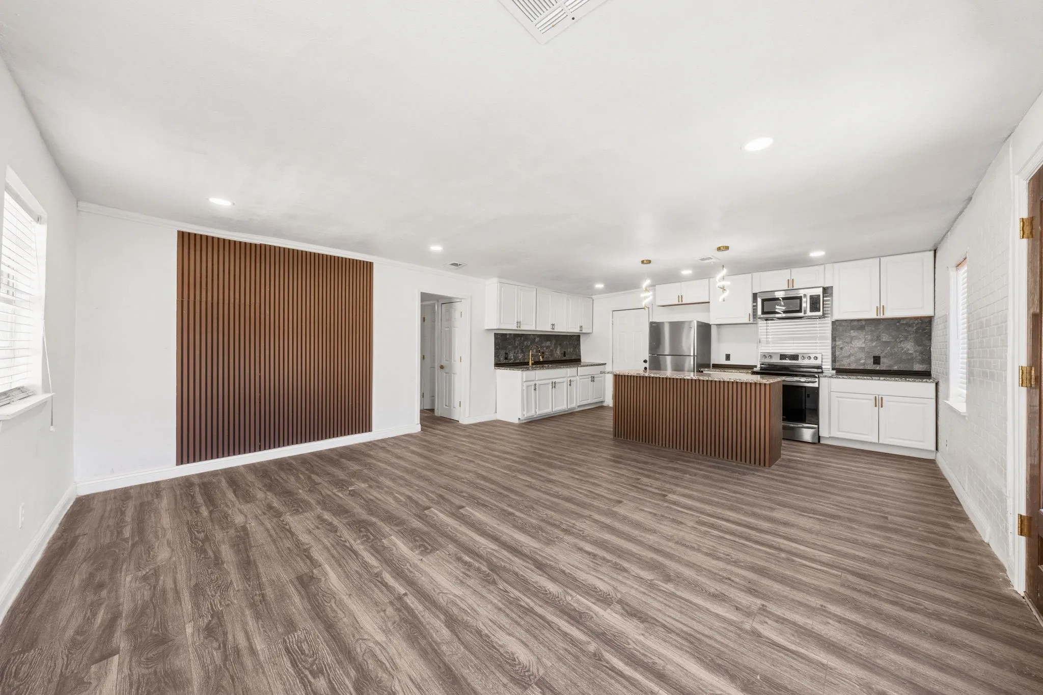 Single Family Residence For Sale in Dallas County , 7923 S Nassau Circle, Dallas, Texas 75217, 4 Bedroom, 2 Bathroom, Garage spaces, 1,248 Sqft, built in 1950, mls#21345963, Real Estate Agent in Dallas, Homes For Sale in Dallas county, Homes For Sale in Dallas, Realtor in Dallas Texas, Real Estate Brokerage Independent Realty Texas, Luminita Cordes Realtor