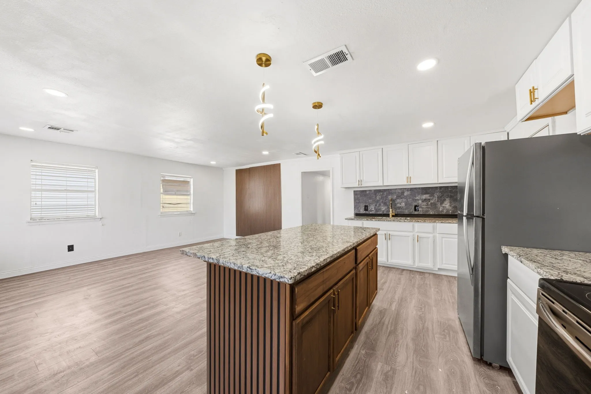 Single Family Residence For Sale in Dallas County , 7923 S Nassau Circle, Dallas, Texas 75217, 4 Bedroom, 2 Bathroom, Garage spaces, 1,248 Sqft, built in 1950, mls#21345963, Real Estate Agent in Dallas, Homes For Sale in Dallas county, Homes For Sale in Dallas, Realtor in Dallas Texas, Real Estate Brokerage Independent Realty Texas, Luminita Cordes Realtor