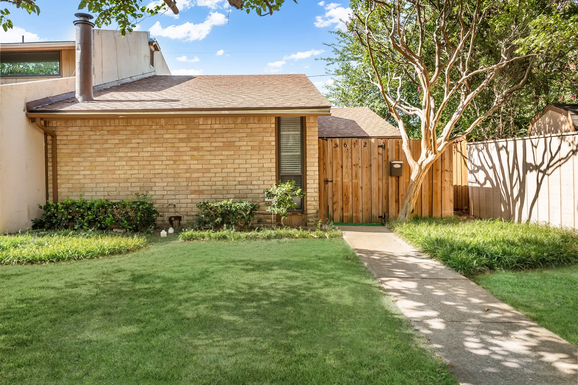 Townhouse For Sale in Dallas County , 5612 Harvest Hill Road, Dallas, Texas 75230, 2 Bedroom, 2 Bathroom, Garage spaces, 1,150 Sqft, built in 1970, mls#21336689, Real Estate Agent in Dallas, Homes For Sale in Dallas county, Homes For Sale in Dallas, Realtor in Dallas Texas, Real Estate Brokerage Independent Realty Texas, Luminita Cordes Realtor
