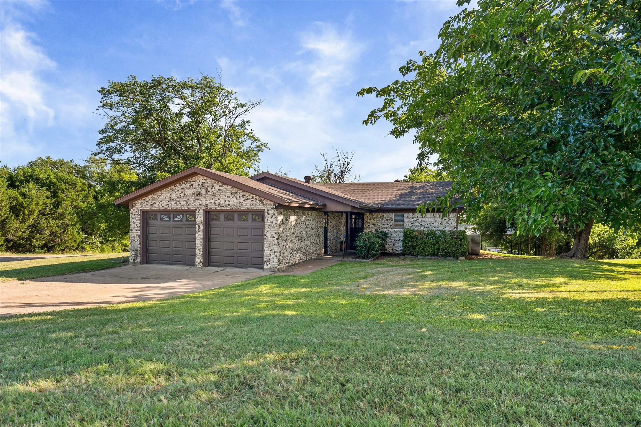 Single Family Residence For Sale in Hood County , 313 Yucca Court, Granbury, Texas 76049, 3 Bedroom, 2 Bathroom, 2 Garage spaces, 1,917 Sqft, built in 1975, mls#21326854, Real Estate Agent in Granbury, Homes For Sale in Hood county, Homes For Sale in Granbury, Realtor in Granbury Texas, Real Estate Brokerage Independent Realty Texas, Luminita Cordes Realtor