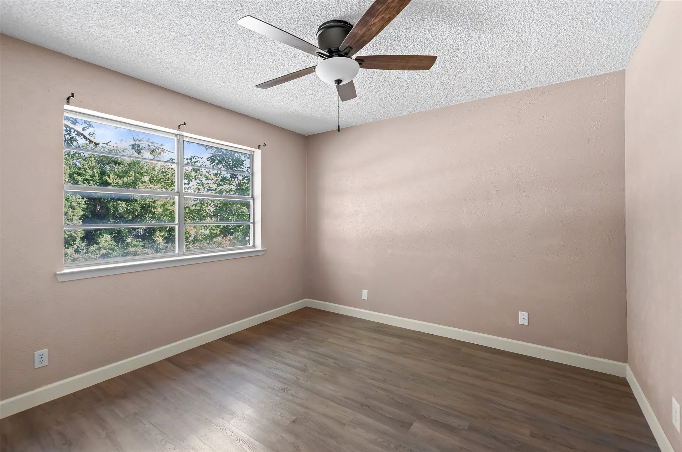 Single Family Residence For Sale in Hood County , 313 Yucca Court, Granbury, Texas 76049, 3 Bedroom, 2 Bathroom, 2 Garage spaces, 1,917 Sqft, built in 1975, mls#21326854, Real Estate Agent in Granbury, Homes For Sale in Hood county, Homes For Sale in Granbury, Realtor in Granbury Texas, Real Estate Brokerage Independent Realty Texas, Luminita Cordes Realtor