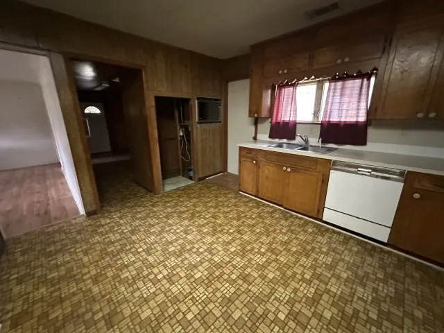 Single Family Residence For Sale in Nacogdoches County , 135 Community Road 503, Nacogdoches, Texas 75961, 3 Bedrooms, 2 Bathrooms, Garage spaces, 1,344 Sqft, built in 1944, Price $129,000, mls#21345962, Real Estate Agent in Nacogdoches, Homes For Sale in Nacogdoches county, Homes For Sale in Nacogdoches, Realtor in Nacogdoches Texas, Real Estate Brokerage Independent Realty Texas, Luminita Cordes Realtor