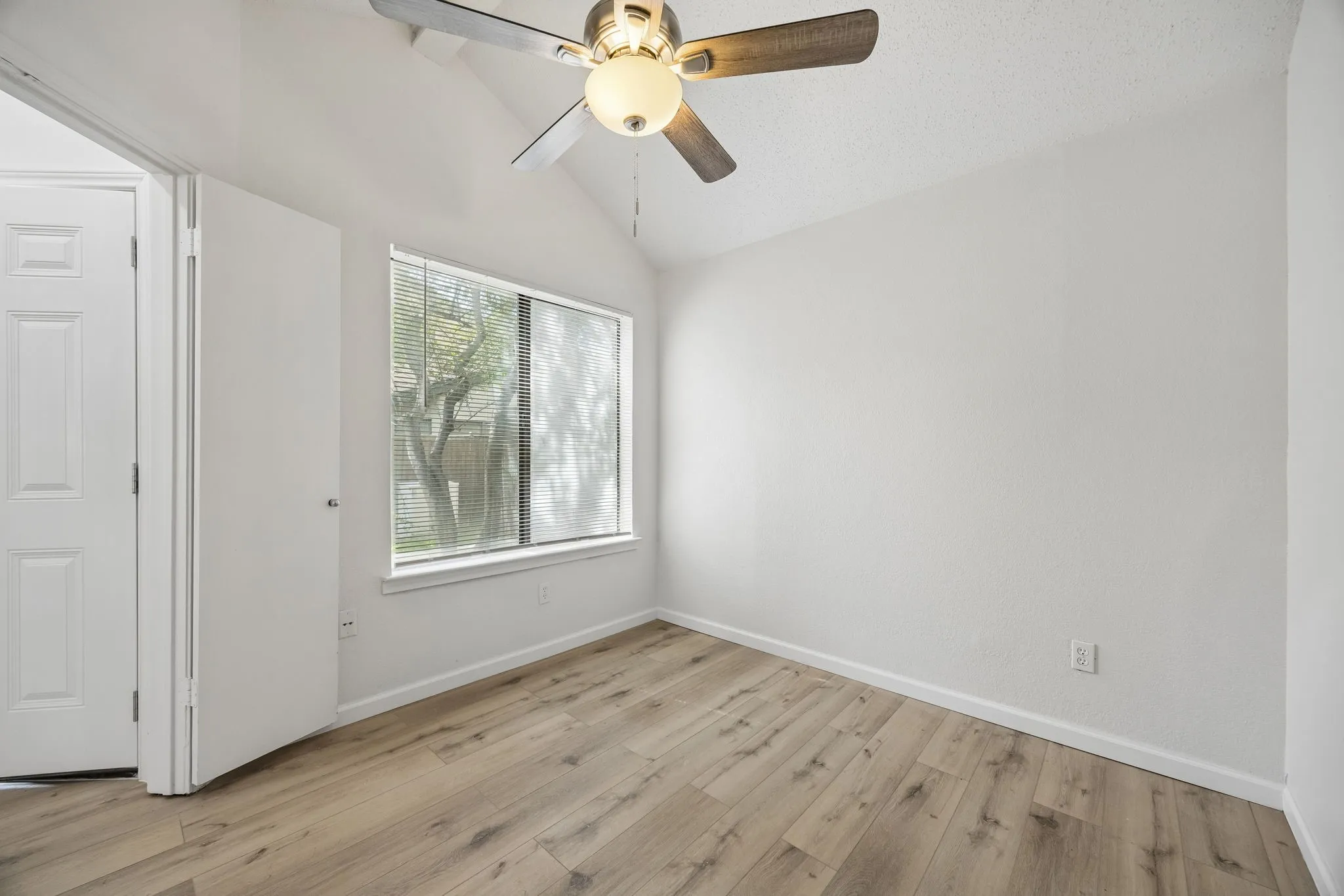 Condominium For Sale in Dallas County , 821 Dublin Drive 175, Richardson, Texas 75080, 2 Bedroom, 2 Bathroom, Garage spaces, 1,061 Sqft, built in 1981, mls#21342425, Real Estate Agent in Richardson, Homes For Sale in Dallas county, Homes For Sale in Richardson, Realtor in Richardson Texas, Real Estate Brokerage Independent Realty Texas, Luminita Cordes Realtor