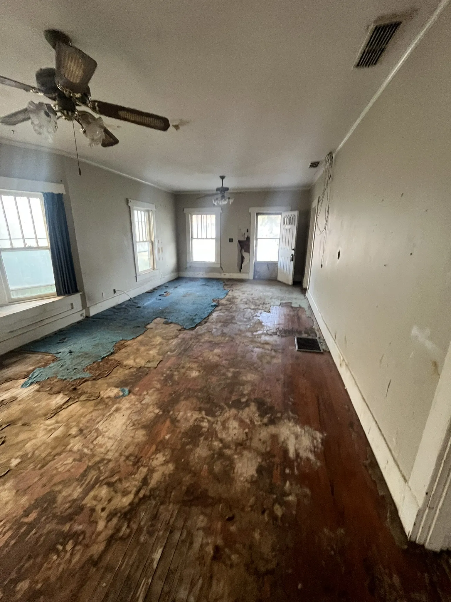 Single Family Residence For Sale in Wichita County , 2110 9th Street, Wichita Falls, Texas 76301, 2 Bedroom, 1 Bathroom, Garage spaces, 1,426 Sqft, built in 1919, Price $25,000, mls#21345958, Real Estate Agent in Wichita Falls, Homes For Sale in Wichita county, Homes For Sale in Wichita Falls, Realtor in Wichita Falls Texas, Real Estate Brokerage Independent Realty Texas, Luminita Cordes Realtor