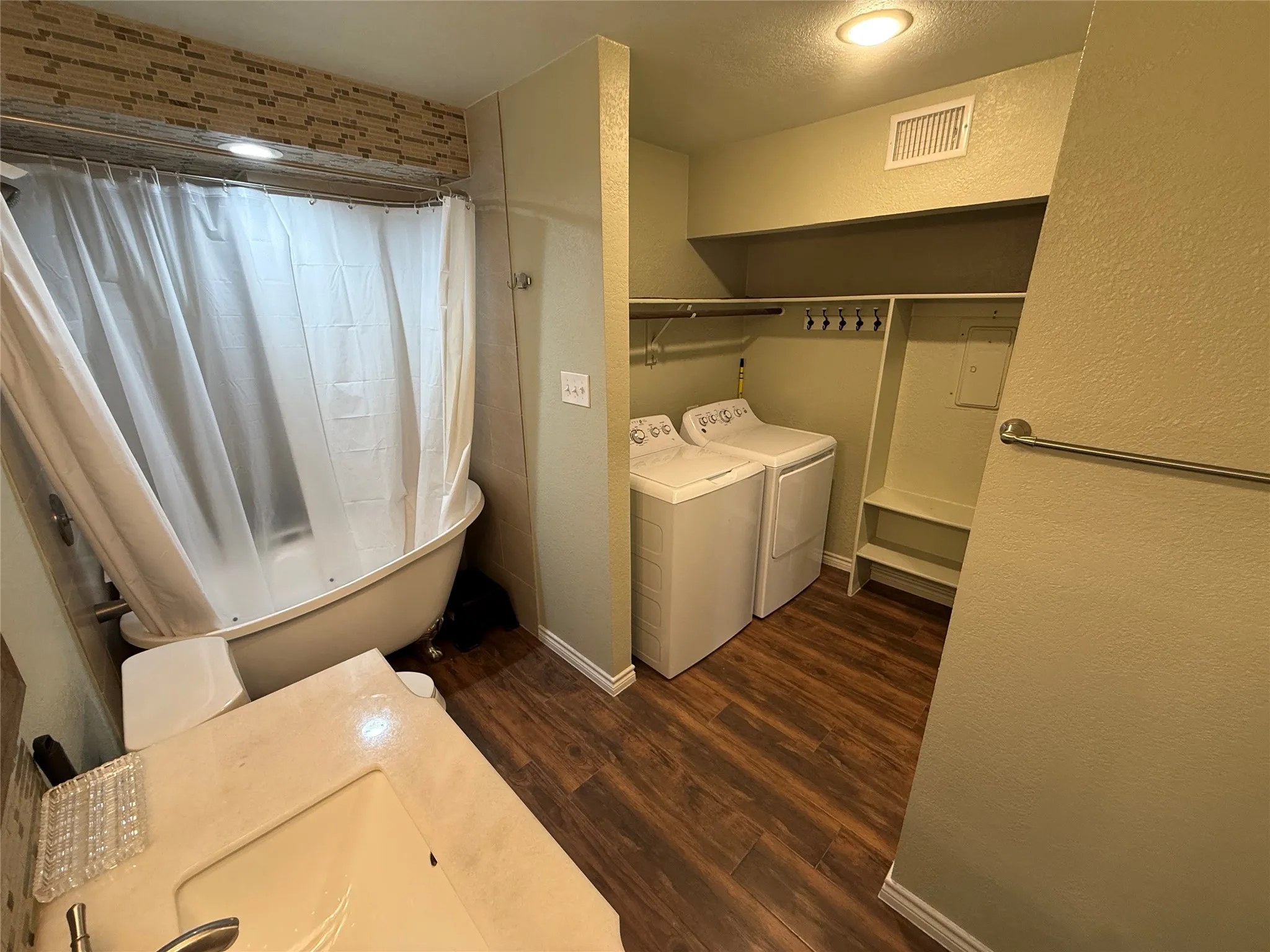 Townhouse For Rent in Collin County , 18040 Midway Road 241, Dallas, Texas 75287, 2 Bedroom, 2 Bathroom, 1 Garage spaces, 1,442 Sqft, built in 1984, mls#21345771, Real Estate Agent in Dallas, Homes For Rent in Collin county, Homes For Rent in Dallas, Realtor in Dallas Texas, Real Estate Brokerage Independent Realty Texas, Luminita Cordes Realtor