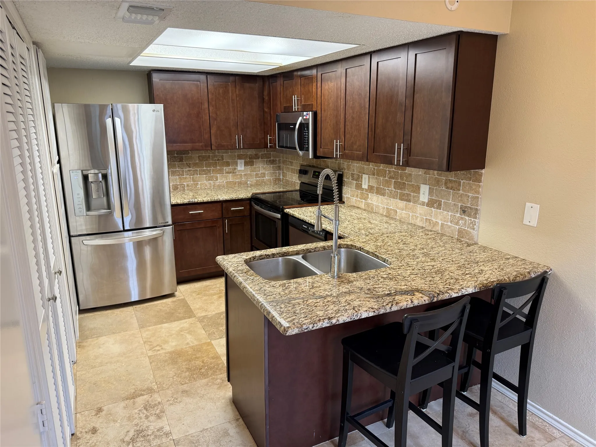 Townhouse For Rent in Collin County , 18040 Midway Road 241, Dallas, Texas 75287, 2 Bedroom, 2 Bathroom, 1 Garage spaces, 1,442 Sqft, built in 1984, mls#21345771, Real Estate Agent in Dallas, Homes For Rent in Collin county, Homes For Rent in Dallas, Realtor in Dallas Texas, Real Estate Brokerage Independent Realty Texas, Luminita Cordes Realtor