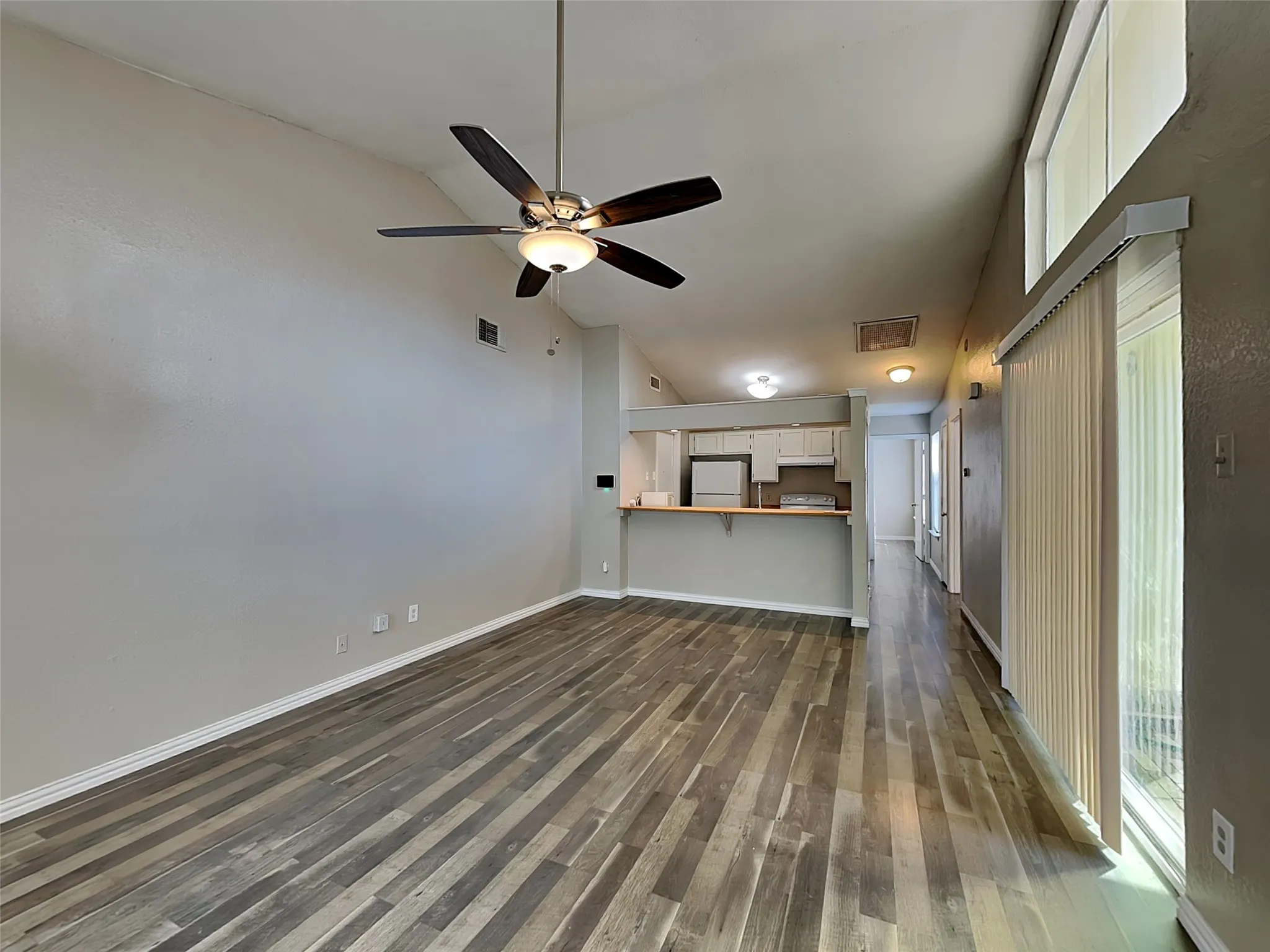 Single Family Residence For Sale in Tarrant County , 1621 Scottsdale Drive, Arlington, Texas 76018, 3 Bedroom, 1 Bathroom, 1 Garage spaces, 1,004 Sqft, built in 1983, mls#21345988, Real Estate Agent in Arlington, Homes For Sale in Tarrant county, Homes For Sale in Arlington, Realtor in Arlington Texas, Real Estate Brokerage Independent Realty Texas, Luminita Cordes Realtor