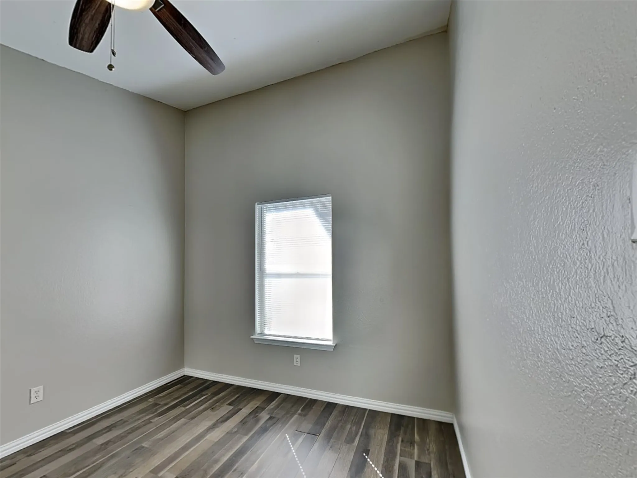 Single Family Residence For Sale in Tarrant County , 1621 Scottsdale Drive, Arlington, Texas 76018, 3 Bedroom, 1 Bathroom, 1 Garage spaces, 1,004 Sqft, built in 1983, mls#21345988, Real Estate Agent in Arlington, Homes For Sale in Tarrant county, Homes For Sale in Arlington, Realtor in Arlington Texas, Real Estate Brokerage Independent Realty Texas, Luminita Cordes Realtor