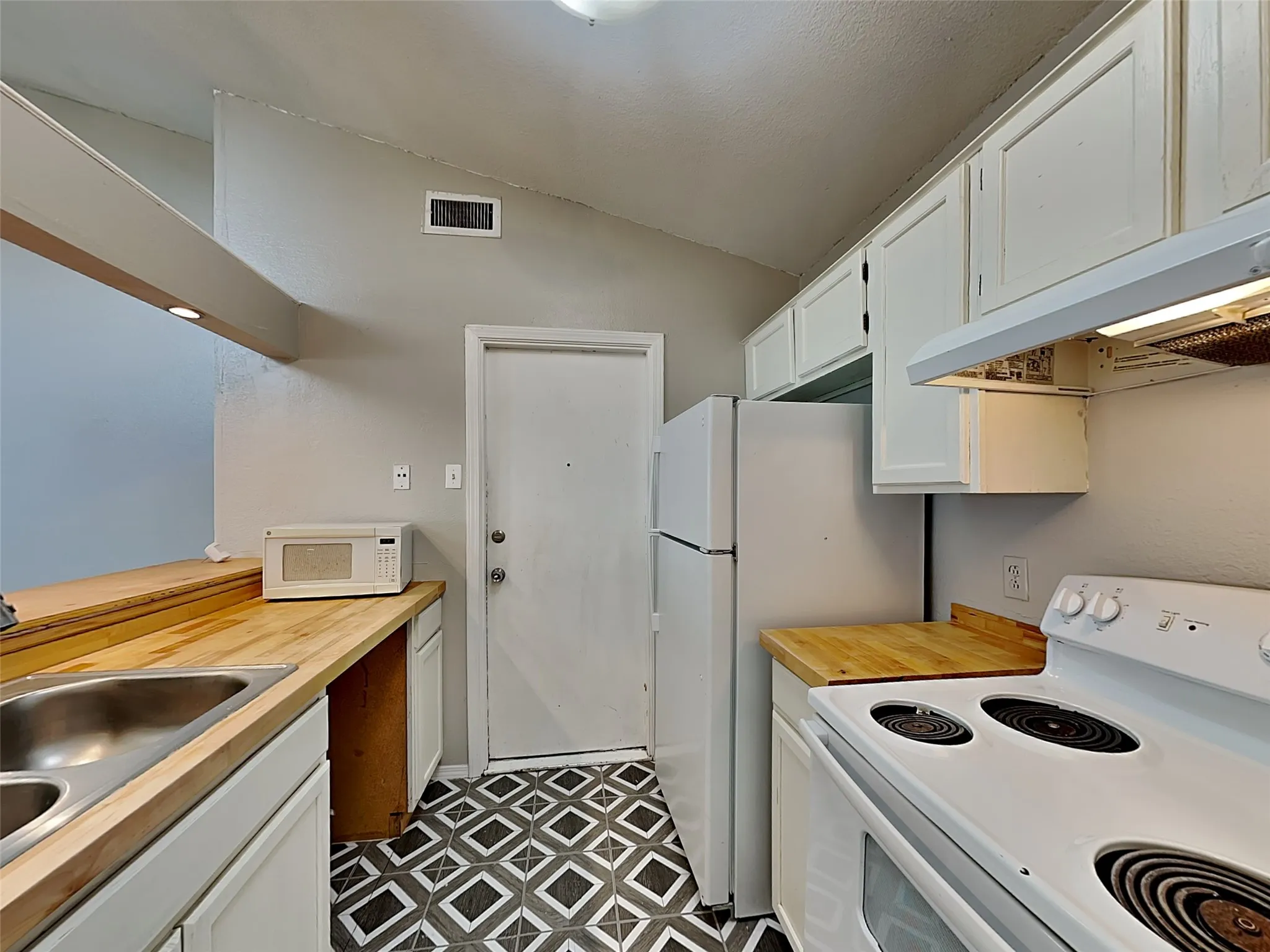 Single Family Residence For Sale in Tarrant County , 1621 Scottsdale Drive, Arlington, Texas 76018, 3 Bedroom, 1 Bathroom, 1 Garage spaces, 1,004 Sqft, built in 1983, mls#21345988, Real Estate Agent in Arlington, Homes For Sale in Tarrant county, Homes For Sale in Arlington, Realtor in Arlington Texas, Real Estate Brokerage Independent Realty Texas, Luminita Cordes Realtor