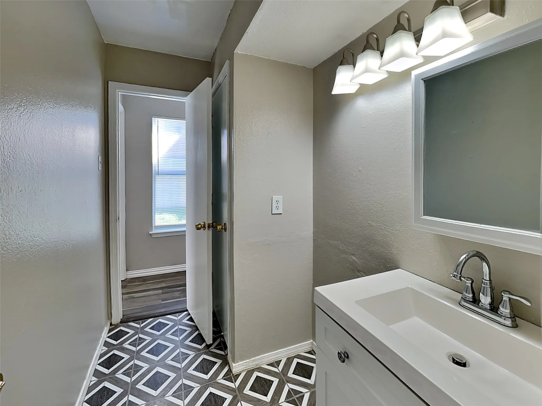 Single Family Residence For Sale in Tarrant County , 1621 Scottsdale Drive, Arlington, Texas 76018, 3 Bedroom, 1 Bathroom, 1 Garage spaces, 1,004 Sqft, built in 1983, mls#21345988, Real Estate Agent in Arlington, Homes For Sale in Tarrant county, Homes For Sale in Arlington, Realtor in Arlington Texas, Real Estate Brokerage Independent Realty Texas, Luminita Cordes Realtor