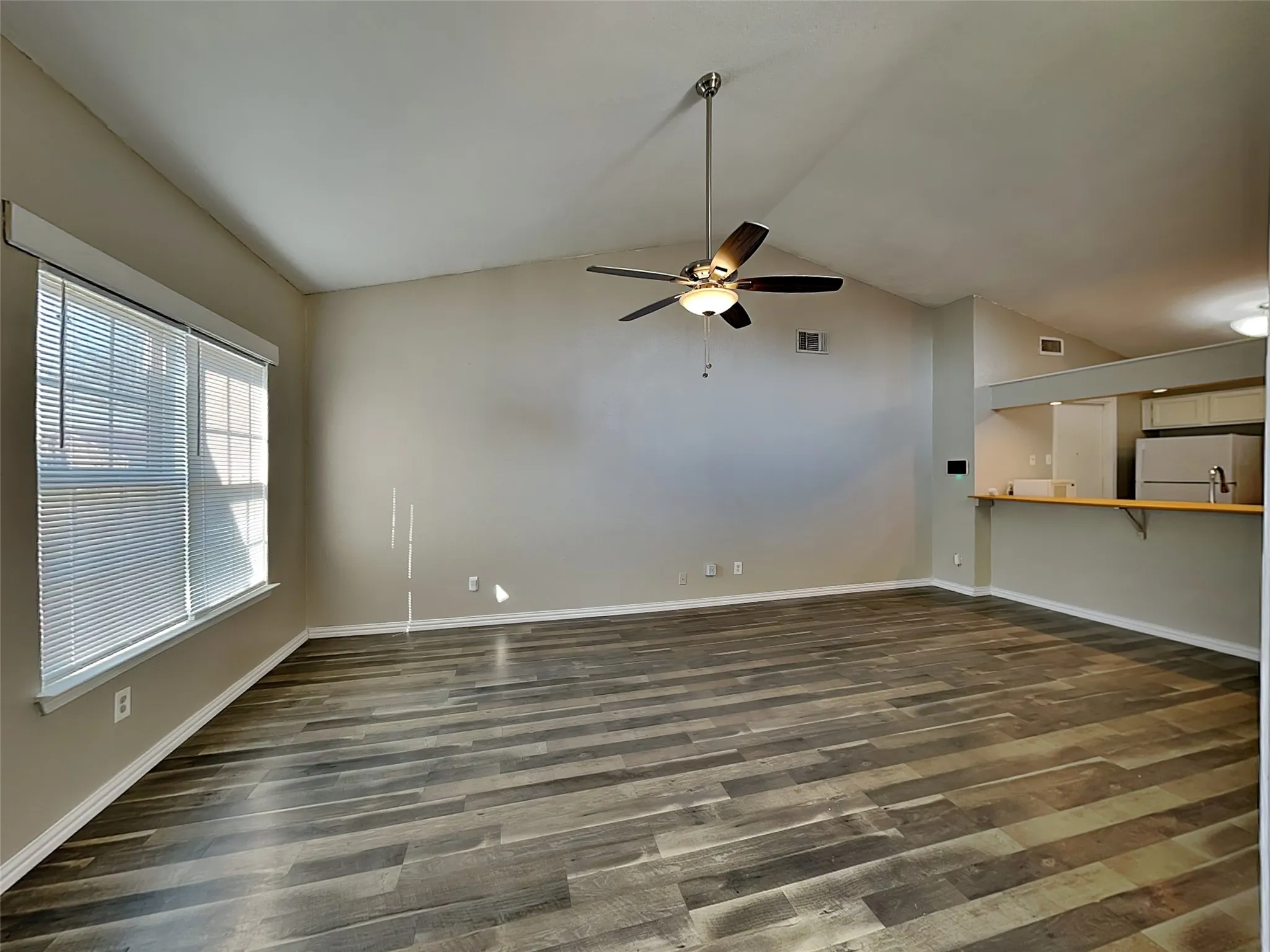 Single Family Residence For Sale in Tarrant County , 1621 Scottsdale Drive, Arlington, Texas 76018, 3 Bedroom, 1 Bathroom, 1 Garage spaces, 1,004 Sqft, built in 1983, mls#21345988, Real Estate Agent in Arlington, Homes For Sale in Tarrant county, Homes For Sale in Arlington, Realtor in Arlington Texas, Real Estate Brokerage Independent Realty Texas, Luminita Cordes Realtor