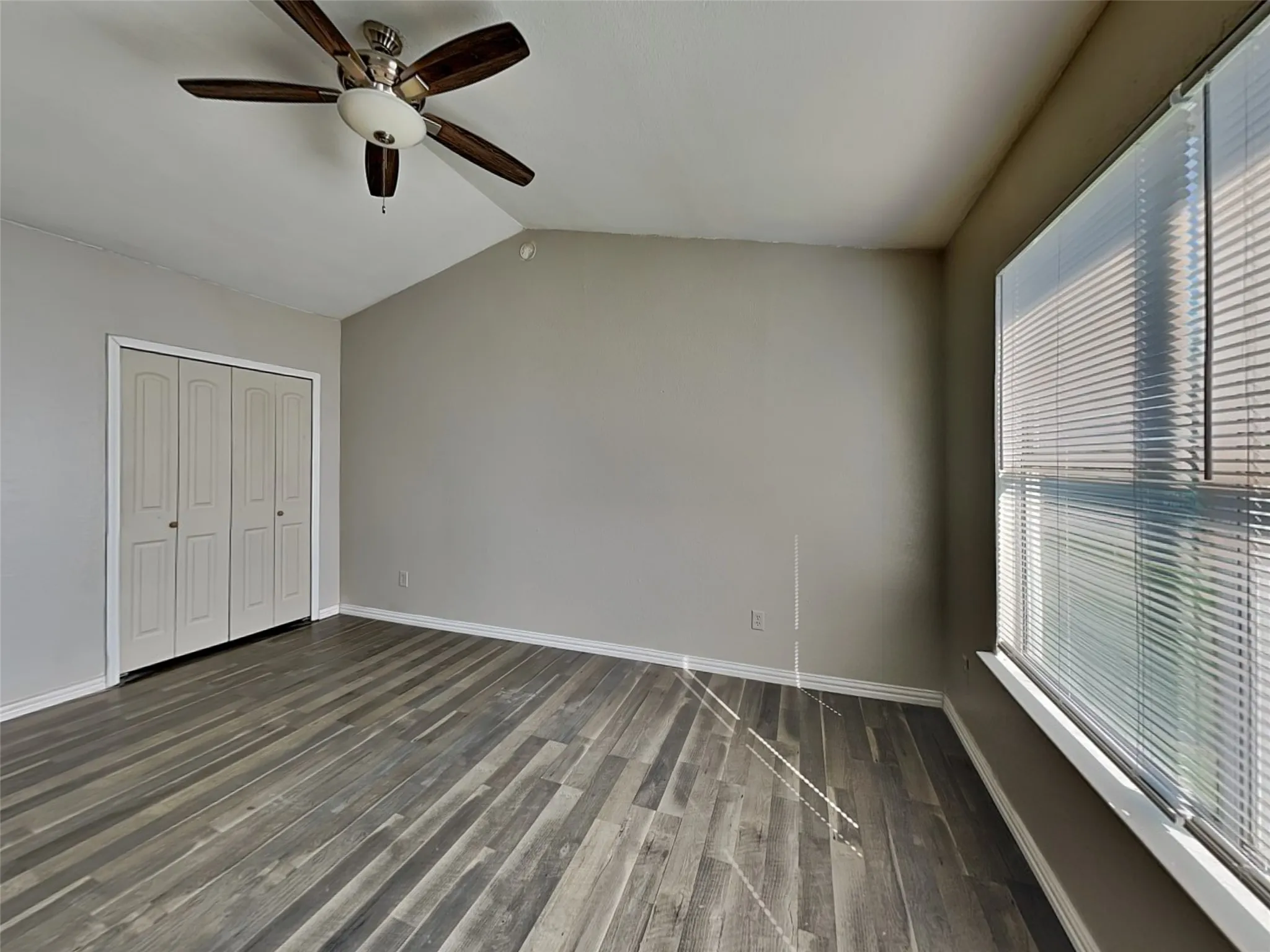 Single Family Residence For Sale in Tarrant County , 1621 Scottsdale Drive, Arlington, Texas 76018, 3 Bedroom, 1 Bathroom, 1 Garage spaces, 1,004 Sqft, built in 1983, mls#21345988, Real Estate Agent in Arlington, Homes For Sale in Tarrant county, Homes For Sale in Arlington, Realtor in Arlington Texas, Real Estate Brokerage Independent Realty Texas, Luminita Cordes Realtor