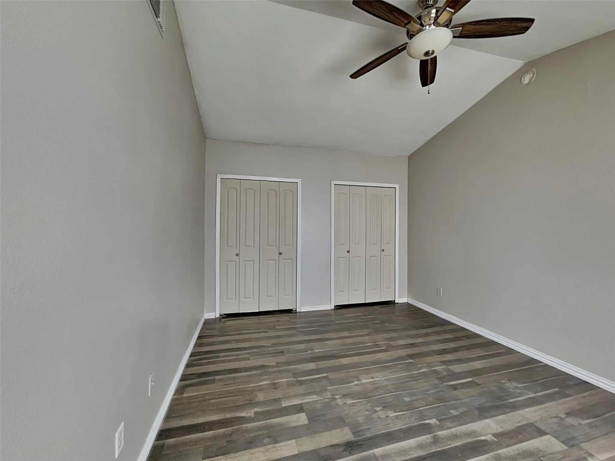 Single Family Residence For Sale in Tarrant County , 1621 Scottsdale Drive, Arlington, Texas 76018, 3 Bedroom, 1 Bathroom, 1 Garage spaces, 1,004 Sqft, built in 1983, mls#21345988, Real Estate Agent in Arlington, Homes For Sale in Tarrant county, Homes For Sale in Arlington, Realtor in Arlington Texas, Real Estate Brokerage Independent Realty Texas, Luminita Cordes Realtor