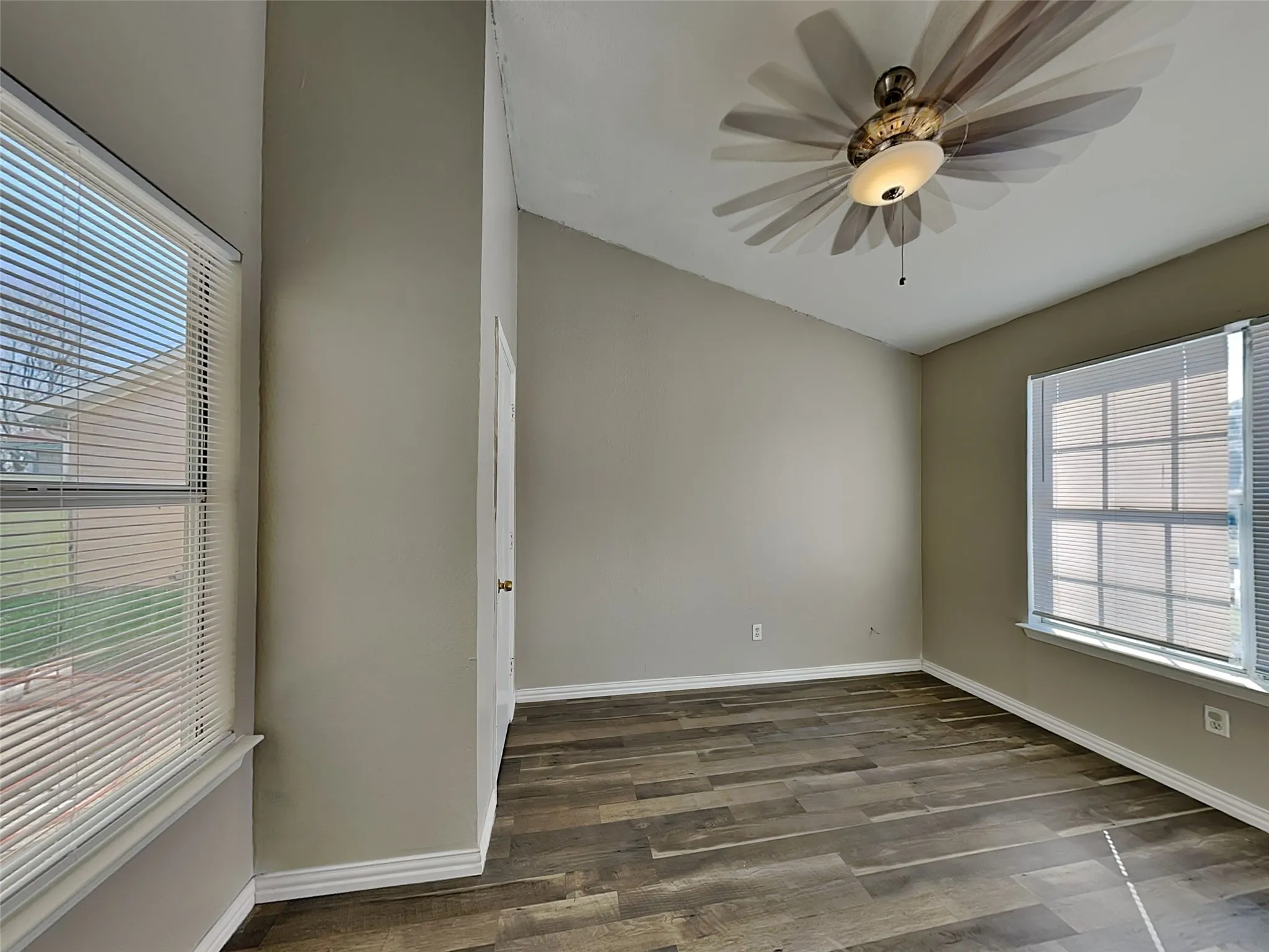 Single Family Residence For Sale in Tarrant County , 1621 Scottsdale Drive, Arlington, Texas 76018, 3 Bedroom, 1 Bathroom, 1 Garage spaces, 1,004 Sqft, built in 1983, mls#21345988, Real Estate Agent in Arlington, Homes For Sale in Tarrant county, Homes For Sale in Arlington, Realtor in Arlington Texas, Real Estate Brokerage Independent Realty Texas, Luminita Cordes Realtor
