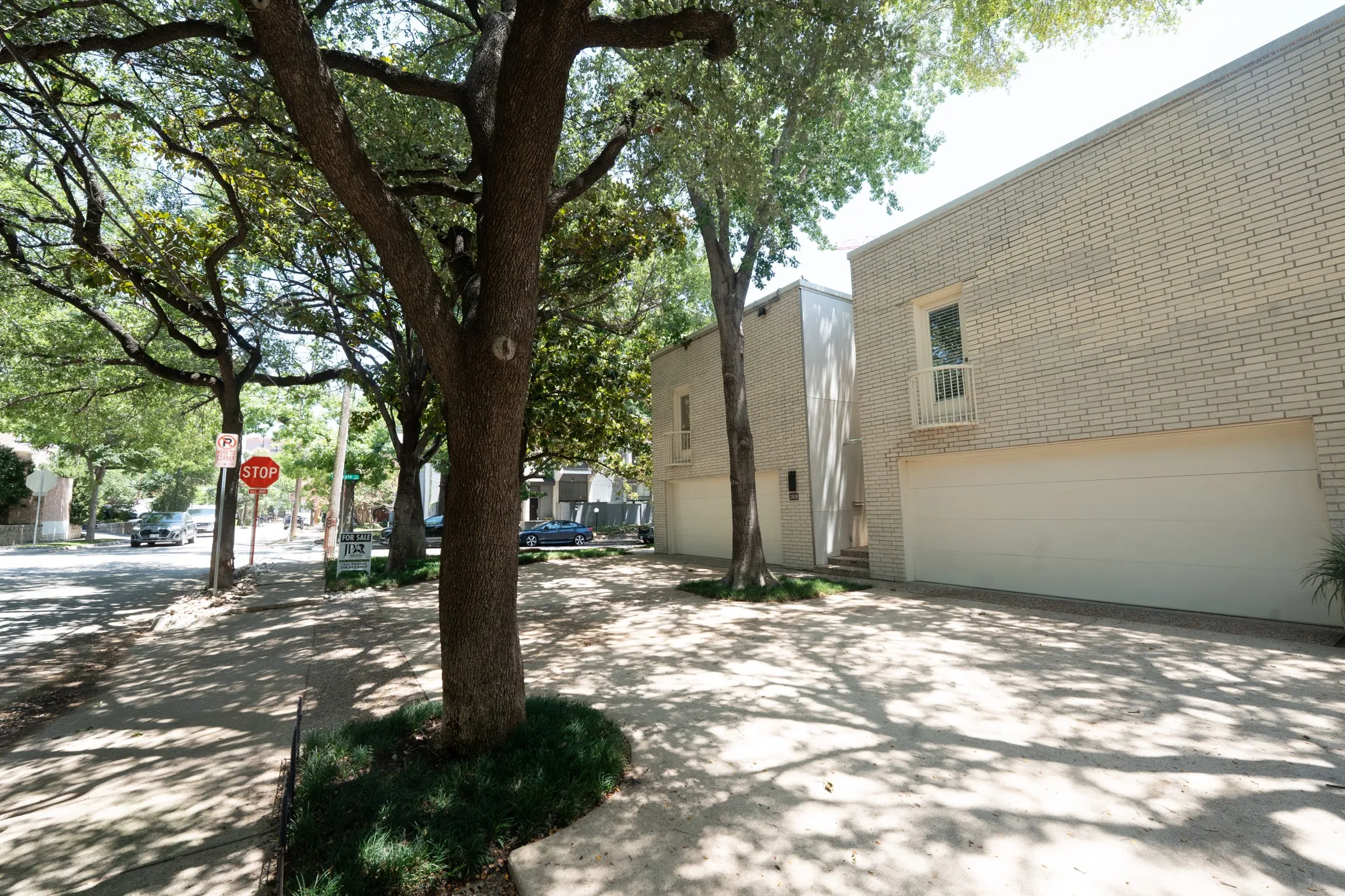 End unit with nice sidewalks to get you to great entertainment
