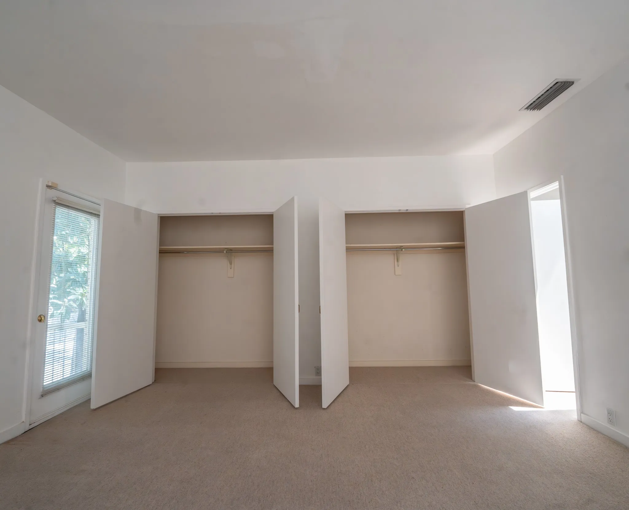 Condominium For Sale in Dallas County , 2818 Welborn Drive 9, Dallas, Texas 75219, 2 Bedroom, 2 Bathroom, 2 Garage spaces, 2,000 Sqft, built in 1979, mls#21343936, Real Estate Agent in Dallas, Homes For Sale in Dallas county, Homes For Sale in Dallas, Realtor in Dallas Texas, Real Estate Brokerage Independent Realty Texas, Luminita Cordes Realtor