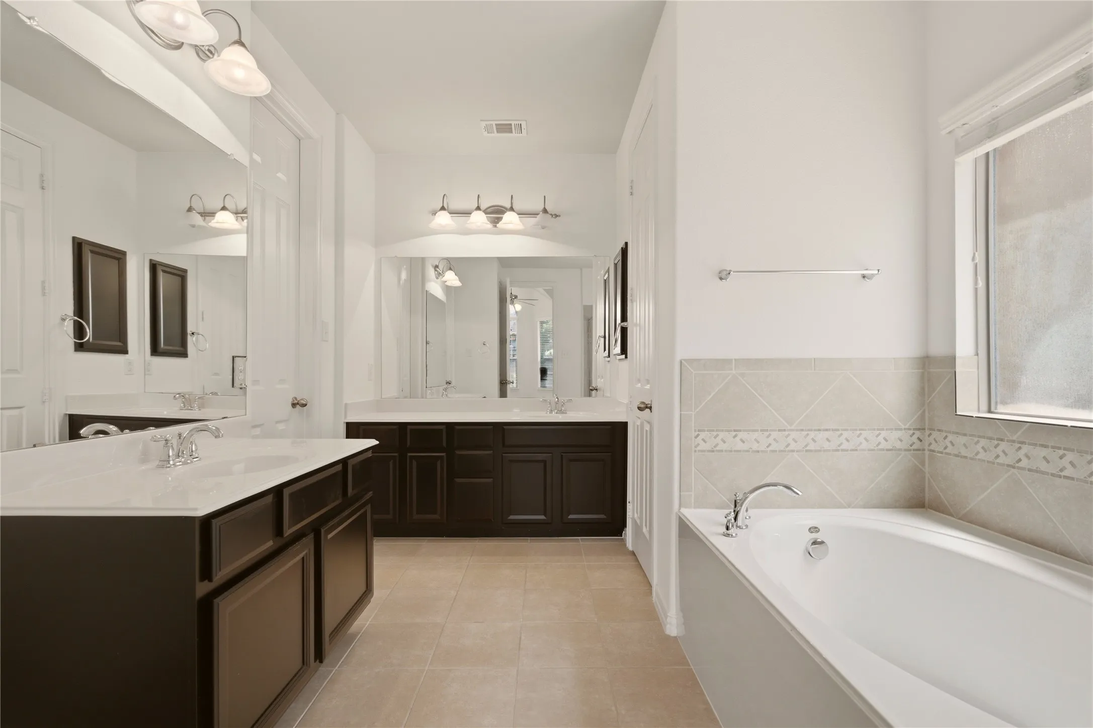 Single Family Residence For Sale in Collin County , 201 Oak Point Drive, Mc Kinney, Texas 75071, 4 Bedroom, 3 Bathroom, 2 Garage spaces, 3,075 Sqft, built in 2011, mls#21332261, Real Estate Agent in Mc Kinney, Homes For Sale in Collin county, Homes For Sale in Mc Kinney, Realtor in Mc Kinney Texas, Real Estate Brokerage Independent Realty Texas, Luminita Cordes Realtor