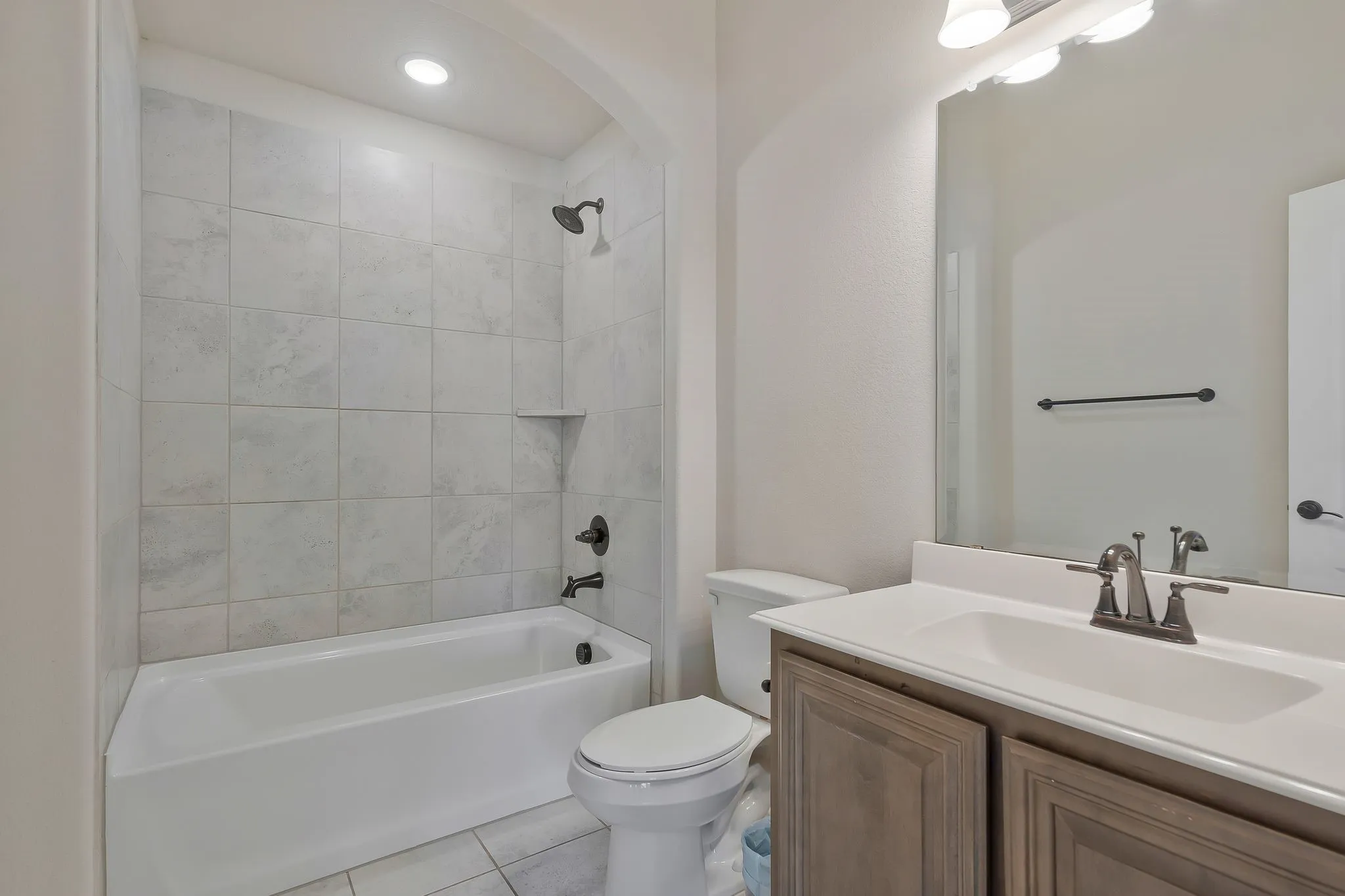 Fuull bath, upstairs