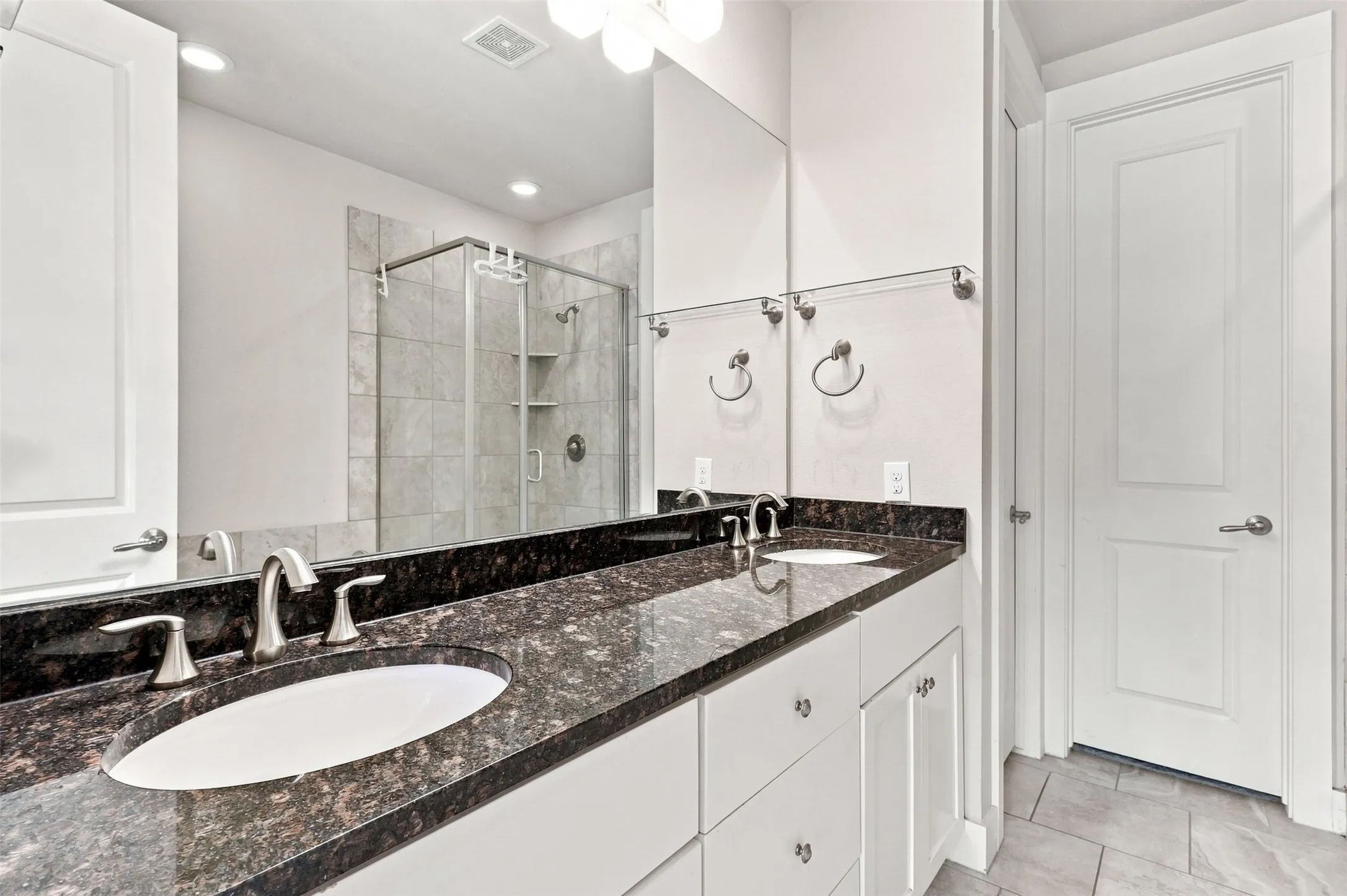 Townhouse For Sale in Tarrant County , 1114 S Adams Street, Fort Worth, Texas 76104, 3 Bedroom, 4 Bathroom, 2 Garage spaces, 2,052 Sqft, built in 2013, mls#21345848, Real Estate Agent in Fort Worth, Homes For Sale in Tarrant county, Homes For Sale in Fort Worth, Realtor in Fort Worth Texas, Real Estate Brokerage Independent Realty Texas, Luminita Cordes Realtor