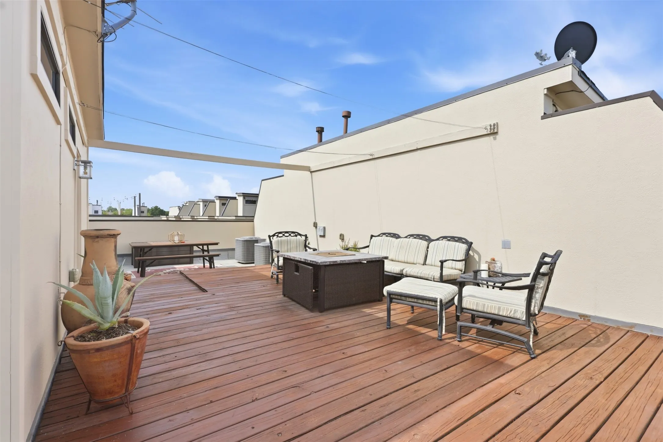 Townhouse For Sale in Tarrant County , 1114 S Adams Street, Fort Worth, Texas 76104, 3 Bedroom, 4 Bathroom, 2 Garage spaces, 2,052 Sqft, built in 2013, mls#21345848, Real Estate Agent in Fort Worth, Homes For Sale in Tarrant county, Homes For Sale in Fort Worth, Realtor in Fort Worth Texas, Real Estate Brokerage Independent Realty Texas, Luminita Cordes Realtor
