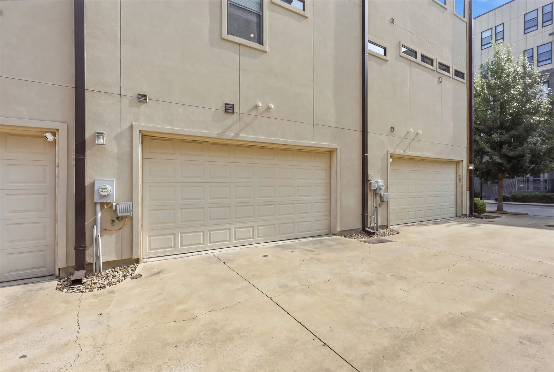 Townhouse For Sale in Tarrant County , 1114 S Adams Street, Fort Worth, Texas 76104, 3 Bedroom, 4 Bathroom, 2 Garage spaces, 2,052 Sqft, built in 2013, mls#21345848, Real Estate Agent in Fort Worth, Homes For Sale in Tarrant county, Homes For Sale in Fort Worth, Realtor in Fort Worth Texas, Real Estate Brokerage Independent Realty Texas, Luminita Cordes Realtor