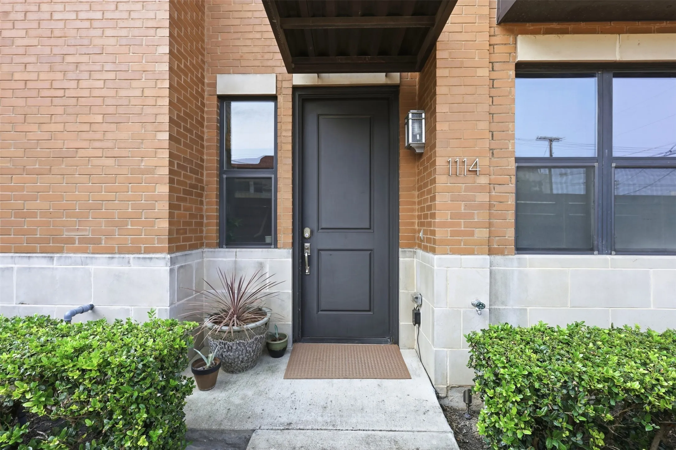 Townhouse For Sale in Tarrant County , 1114 S Adams Street, Fort Worth, Texas 76104, 3 Bedroom, 4 Bathroom, 2 Garage spaces, 2,052 Sqft, built in 2013, mls#21345848, Real Estate Agent in Fort Worth, Homes For Sale in Tarrant county, Homes For Sale in Fort Worth, Realtor in Fort Worth Texas, Real Estate Brokerage Independent Realty Texas, Luminita Cordes Realtor