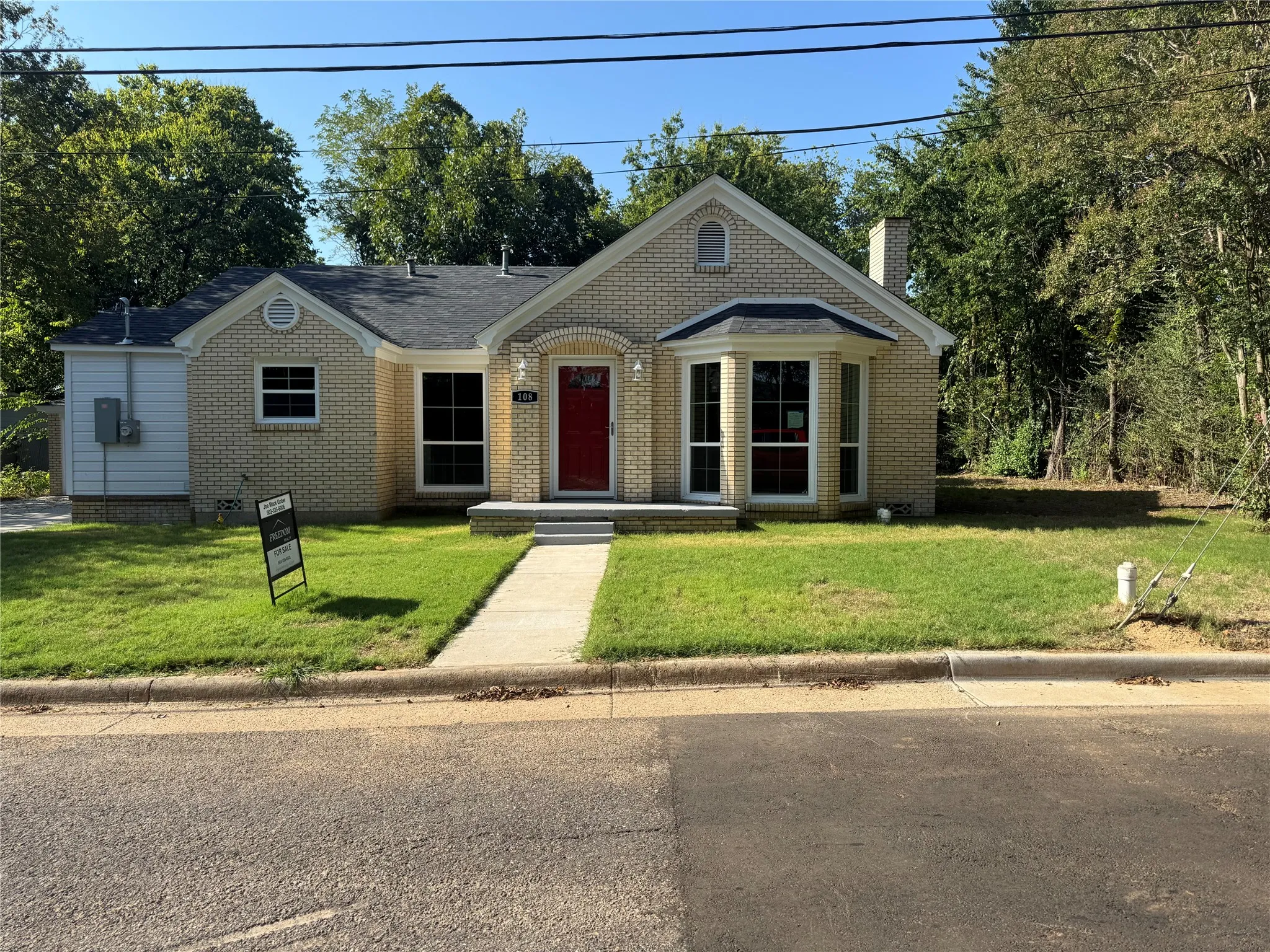 Single Family Residence For Sale in Hopkins County , 108 California Street E, Sulphur Springs, Texas 75482, 3 Bedroom, 2 Bathroom, 2 Garage spaces, 1,547 Sqft, built in 1951, mls#21345937, Real Estate Agent in Sulphur Springs, Homes For Sale in Hopkins county, Homes For Sale in Sulphur Springs, Realtor in Sulphur Springs Texas, Real Estate Brokerage Independent Realty Texas, Luminita Cordes Realtor