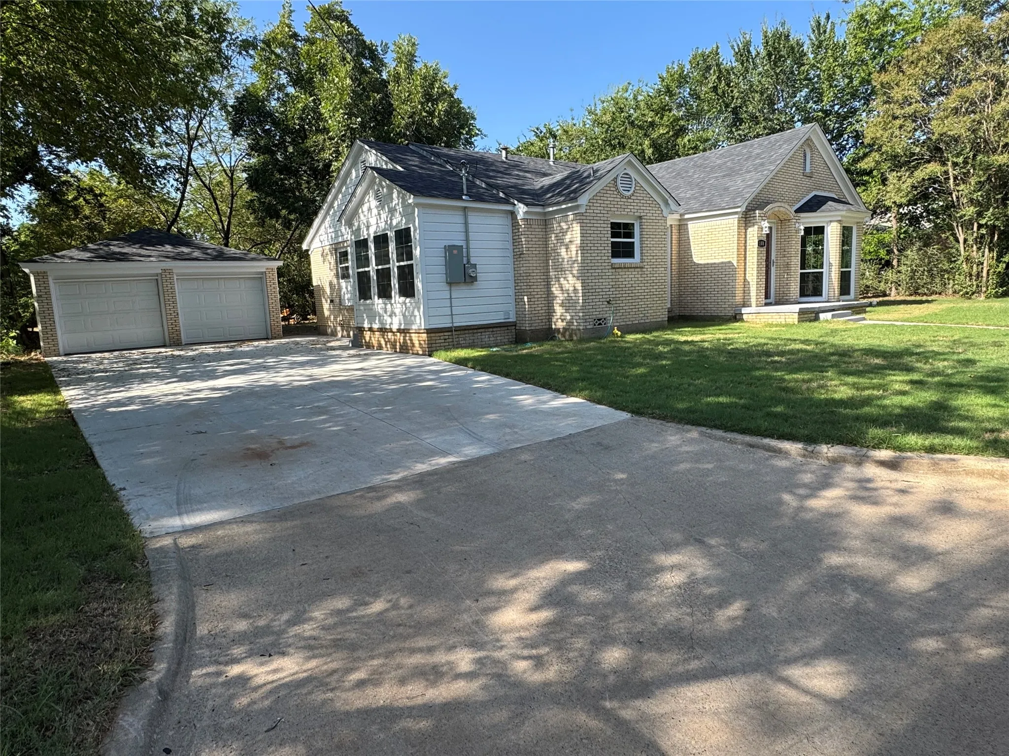 Single Family Residence For Sale in Hopkins County , 108 California Street E, Sulphur Springs, Texas 75482, 3 Bedroom, 2 Bathroom, 2 Garage spaces, 1,547 Sqft, built in 1951, mls#21345937, Real Estate Agent in Sulphur Springs, Homes For Sale in Hopkins county, Homes For Sale in Sulphur Springs, Realtor in Sulphur Springs Texas, Real Estate Brokerage Independent Realty Texas, Luminita Cordes Realtor