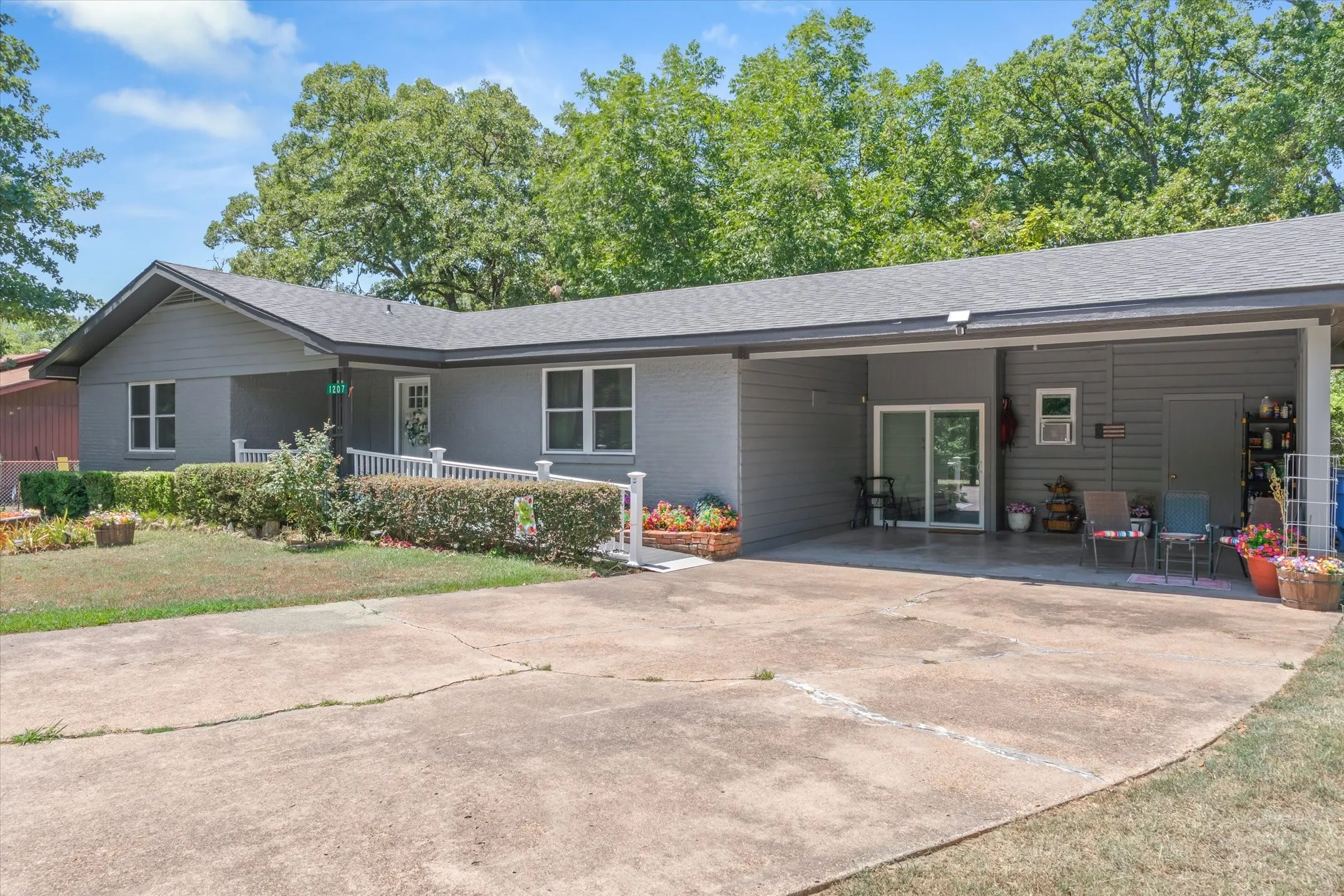 Single Family Residence For Sale in Van Zandt County , 1207 Lakeside Drive, Grand Saline, Texas 75140, 3 Bedroom, 2 Bathroom, Garage spaces, 1,202 Sqft, built in 1969, mls#21346019, Real Estate Agent in Grand Saline, Homes For Sale in Van Zandt county, Homes For Sale in Grand Saline, Realtor in Grand Saline Texas, Real Estate Brokerage Independent Realty Texas, Luminita Cordes Realtor