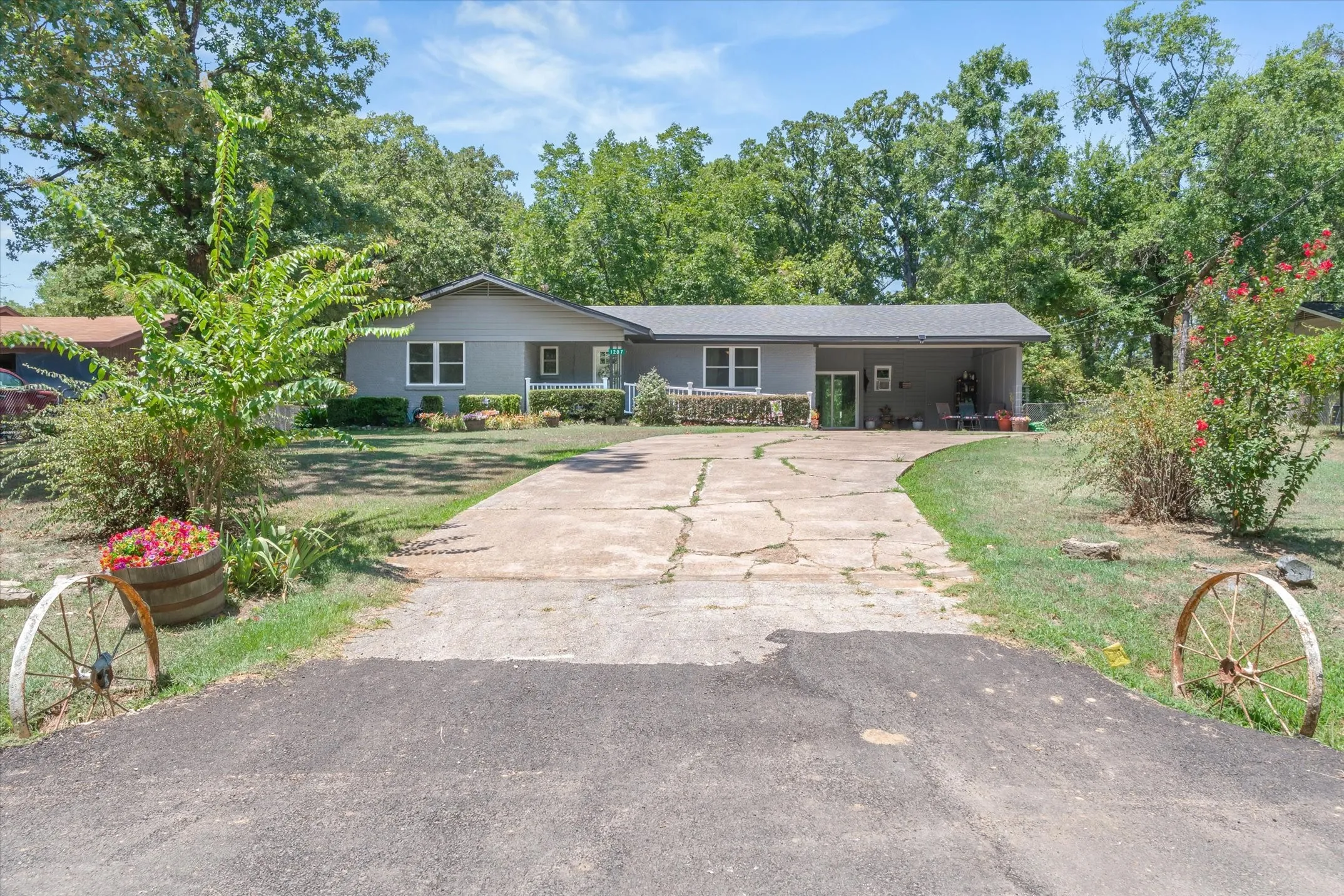 Single Family Residence For Sale in Van Zandt County , 1207 Lakeside Drive, Grand Saline, Texas 75140, 3 Bedroom, 2 Bathroom, Garage spaces, 1,202 Sqft, built in 1969, mls#21346019, Real Estate Agent in Grand Saline, Homes For Sale in Van Zandt county, Homes For Sale in Grand Saline, Realtor in Grand Saline Texas, Real Estate Brokerage Independent Realty Texas, Luminita Cordes Realtor