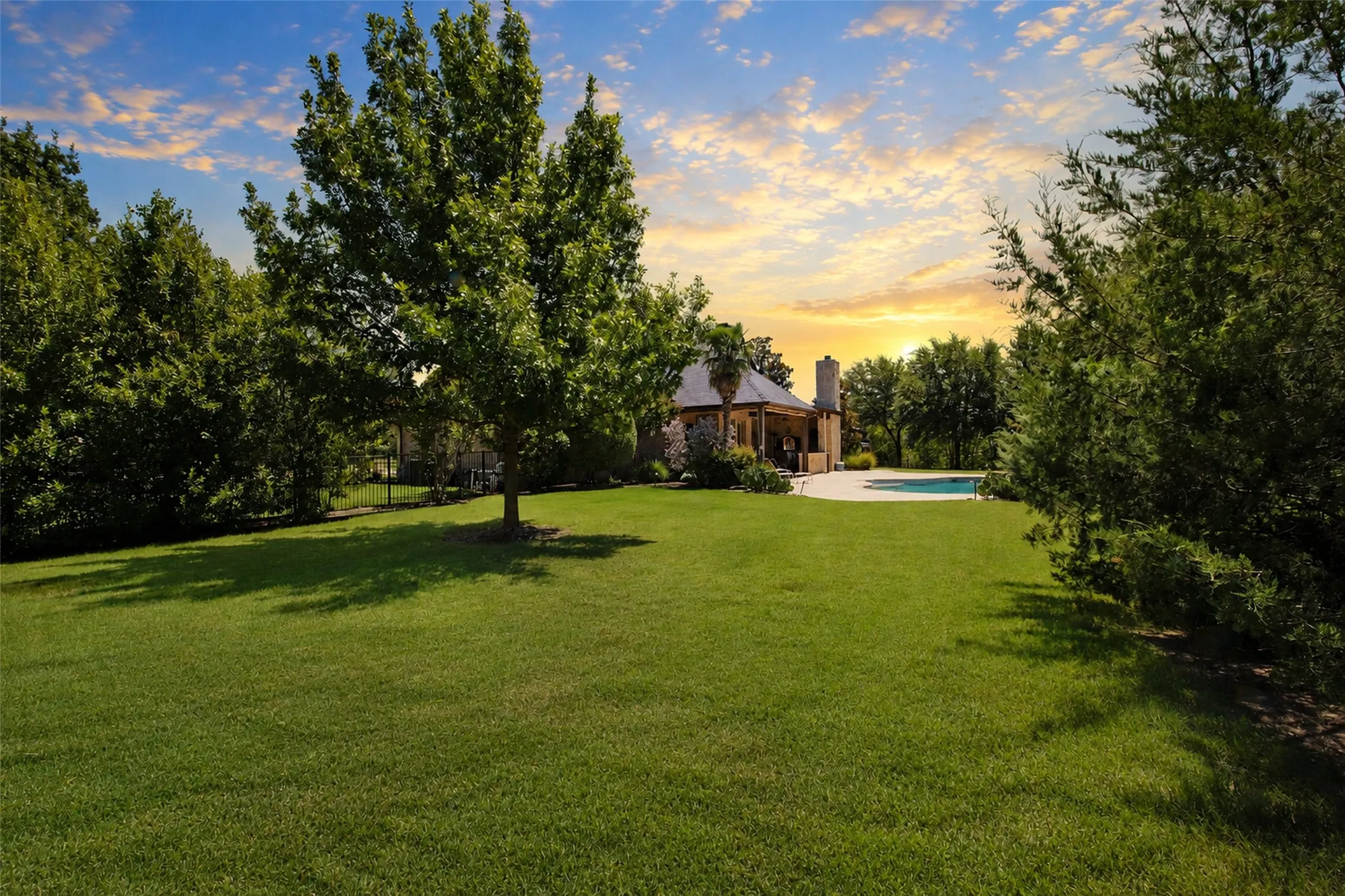 Single Family Residence For Sale in Rockwall County , 2 Westchester Court, Heath, Texas 75032, 4 Bedroom, 4 Bathroom, 3 Garage spaces, 3,900 Sqft, built in 2004, mls#21346031, Real Estate Agent in Heath, Homes For Sale in Rockwall county, Homes For Sale in Heath, Realtor in Heath Texas, Real Estate Brokerage Independent Realty Texas, Luminita Cordes Realtor