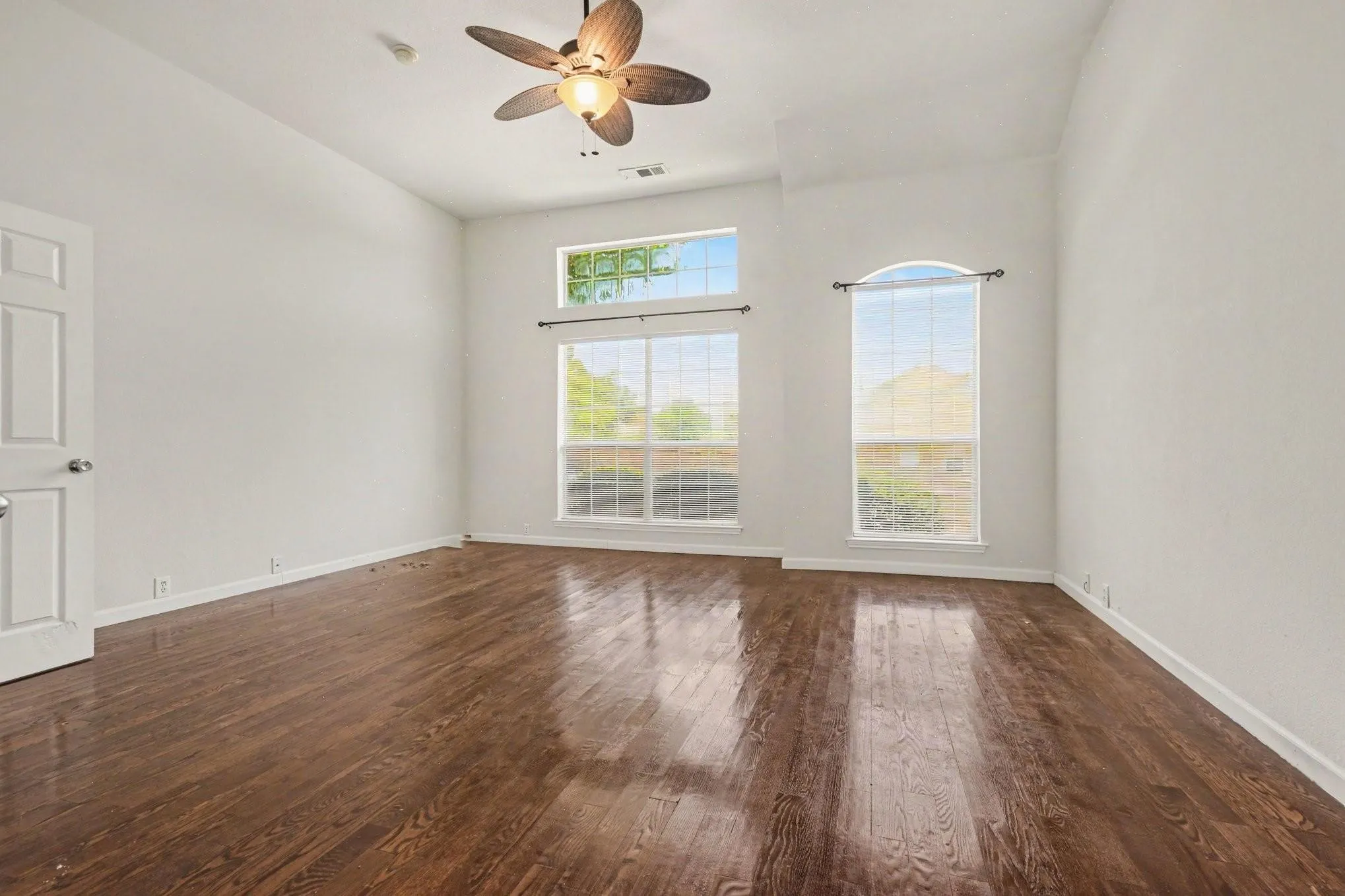 Single Family Residence For Sale in Rockwall County , 477 Monterey Drive, Rockwall, Texas 75087, 5 Bedroom, 4 Bathroom, 3 Garage spaces, 3,594 Sqft, built in 2002, mls#21346004, Real Estate Agent in Rockwall, Homes For Sale in Rockwall county, Homes For Sale in Rockwall, Realtor in Rockwall Texas, Real Estate Brokerage Independent Realty Texas, Luminita Cordes Realtor