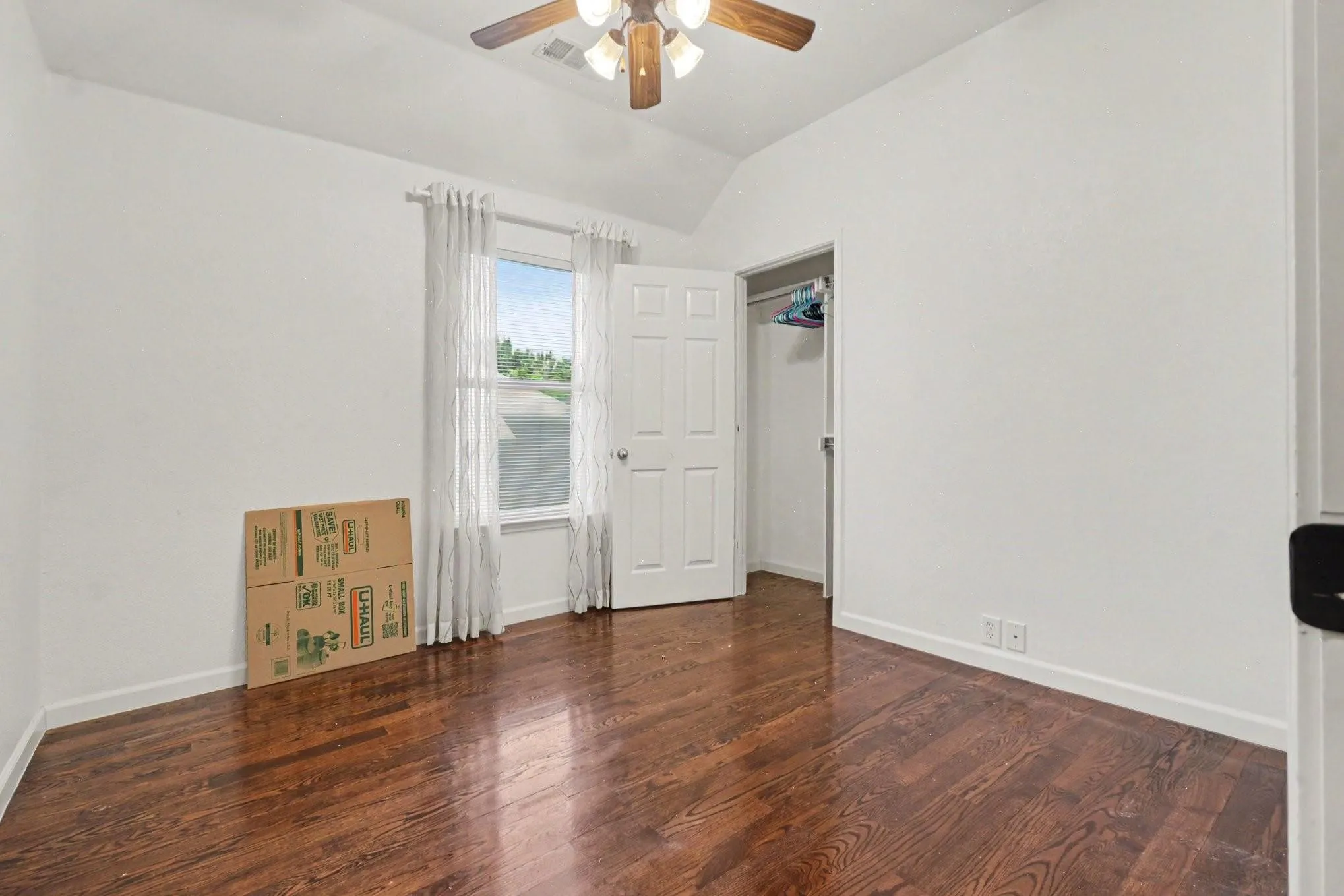 Single Family Residence For Sale in Rockwall County , 477 Monterey Drive, Rockwall, Texas 75087, 5 Bedroom, 4 Bathroom, 3 Garage spaces, 3,594 Sqft, built in 2002, mls#21346004, Real Estate Agent in Rockwall, Homes For Sale in Rockwall county, Homes For Sale in Rockwall, Realtor in Rockwall Texas, Real Estate Brokerage Independent Realty Texas, Luminita Cordes Realtor