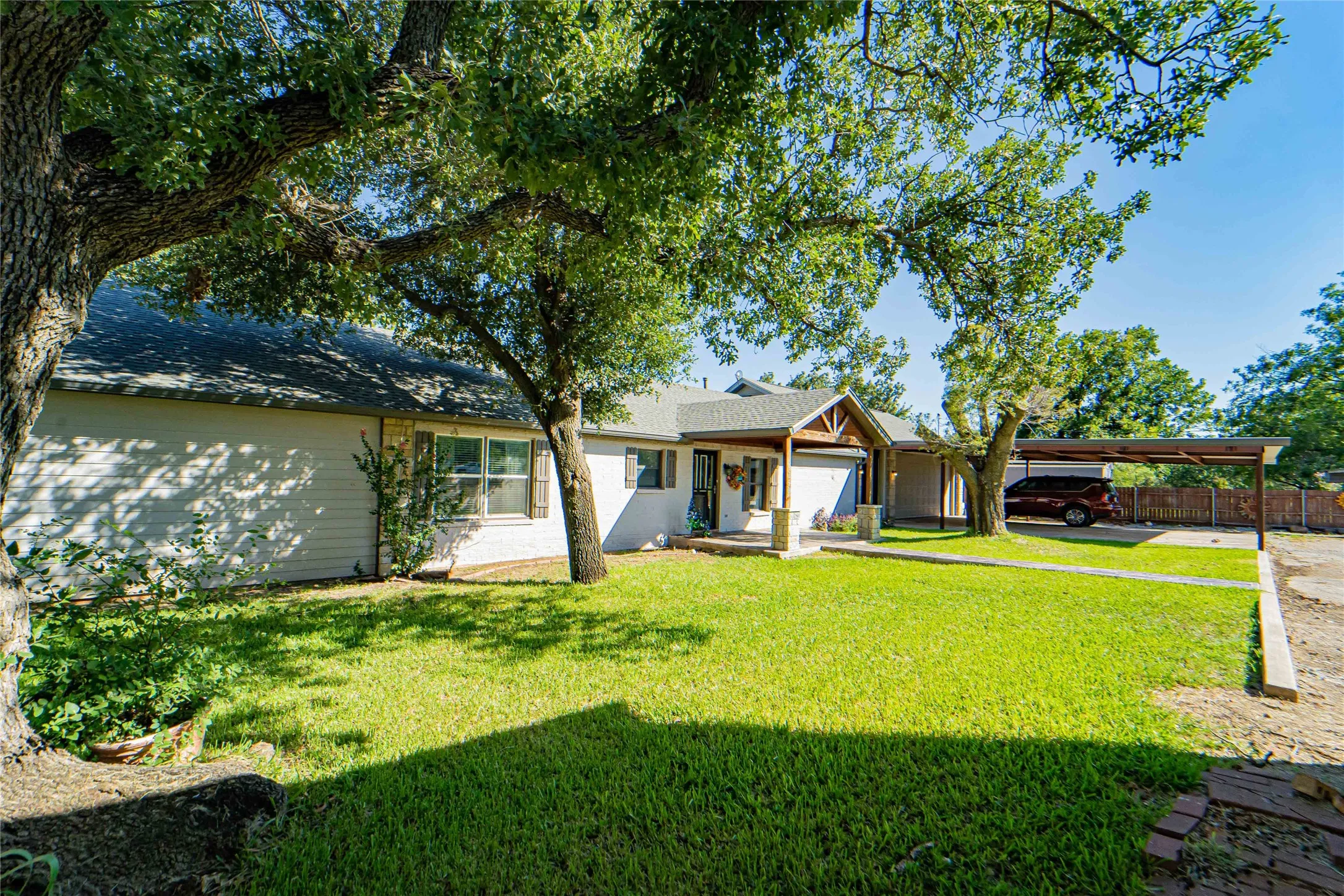 Single Family Residence For Sale in Stephens County , 9250 County Road 204, Breckenridge, Texas 76424, 3 Bedrooms, 3 Bathrooms, 2 Garage spaces, 2,979 Sqft, built in 1958, Price $519,000, mls#21345859, Real Estate Agent in Breckenridge, Homes For Sale in Stephens county, Homes For Sale in Breckenridge, Realtor in Breckenridge Texas, Real Estate Brokerage Independent Realty Texas, Luminita Cordes Realtor