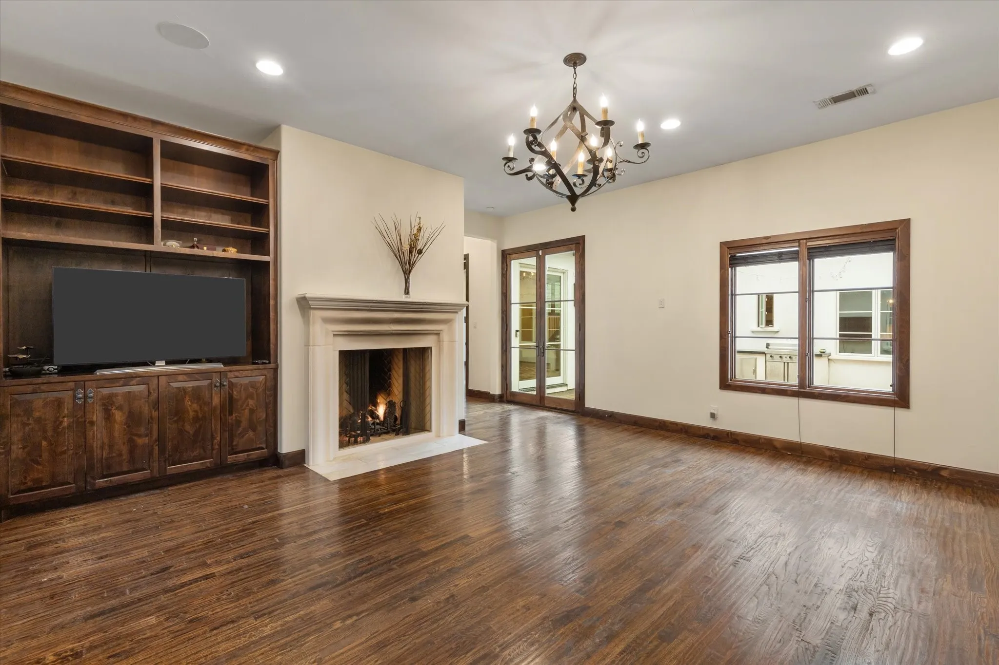 Single Family Residence For Sale in Tarrant County , 3904 W 5th Street, Fort Worth, Texas 76107, 3 Bedroom, 4 Bathroom, 2 Garage spaces, 4,476 Sqft, built in 2017, mls#21344129, Real Estate Agent in Fort Worth, Homes For Sale in Tarrant county, Homes For Sale in Fort Worth, Realtor in Fort Worth Texas, Real Estate Brokerage Independent Realty Texas, Luminita Cordes Realtor