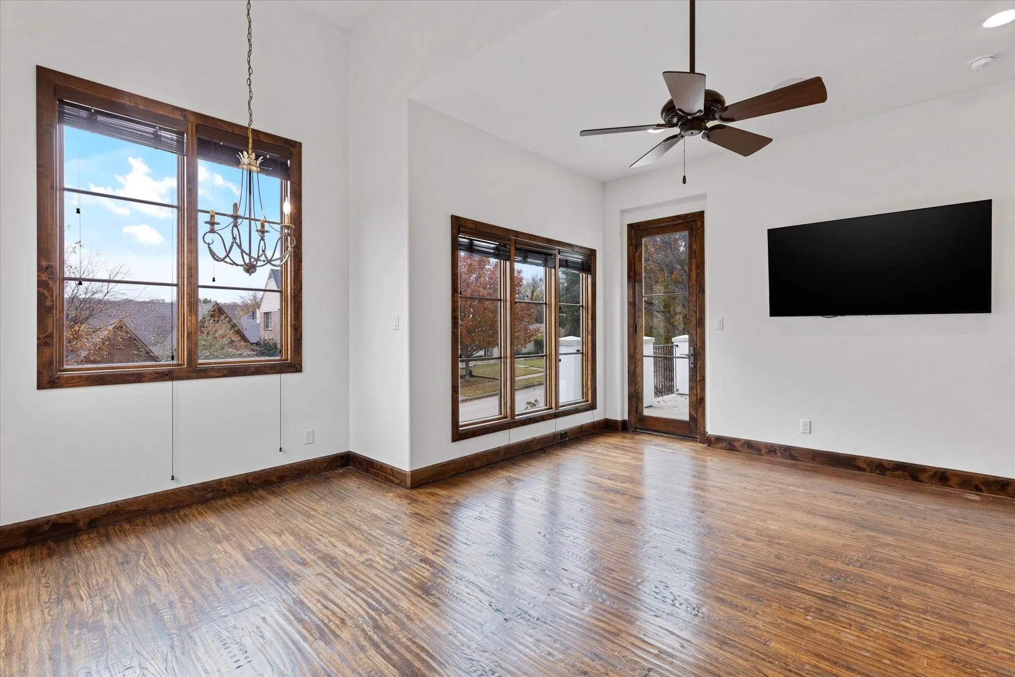 Single Family Residence For Sale in Tarrant County , 3904 W 5th Street, Fort Worth, Texas 76107, 3 Bedroom, 4 Bathroom, 2 Garage spaces, 4,476 Sqft, built in 2017, mls#21344129, Real Estate Agent in Fort Worth, Homes For Sale in Tarrant county, Homes For Sale in Fort Worth, Realtor in Fort Worth Texas, Real Estate Brokerage Independent Realty Texas, Luminita Cordes Realtor