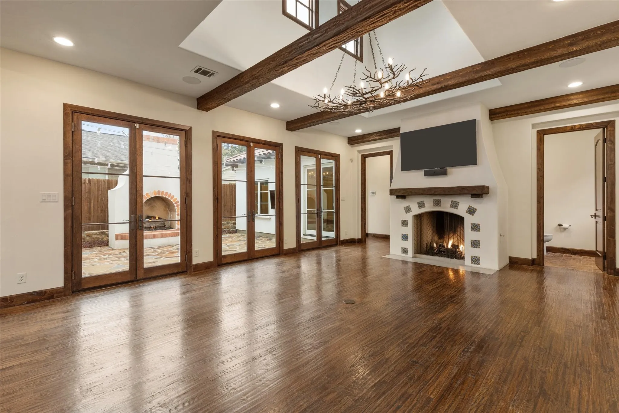 Single Family Residence For Sale in Tarrant County , 3904 W 5th Street, Fort Worth, Texas 76107, 3 Bedroom, 4 Bathroom, 2 Garage spaces, 4,476 Sqft, built in 2017, mls#21344129, Real Estate Agent in Fort Worth, Homes For Sale in Tarrant county, Homes For Sale in Fort Worth, Realtor in Fort Worth Texas, Real Estate Brokerage Independent Realty Texas, Luminita Cordes Realtor
