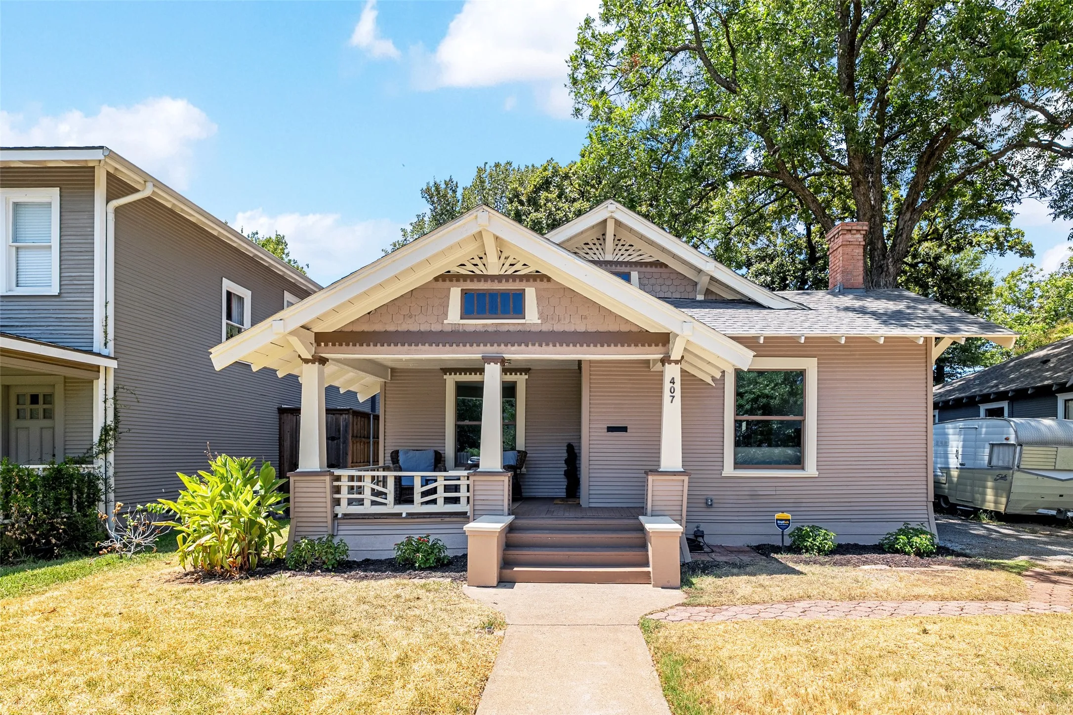 Single Family Residence For Sale in Dallas County , 407 S Rosemont Avenue, Dallas, Texas 75208, 3 Bedroom, 2 Bathroom, Garage spaces, 1,511 Sqft, built in 1923, mls#21334030, Real Estate Agent in Dallas, Homes For Sale in Dallas county, Homes For Sale in Dallas, Realtor in Dallas Texas, Real Estate Brokerage Independent Realty Texas, Luminita Cordes Realtor