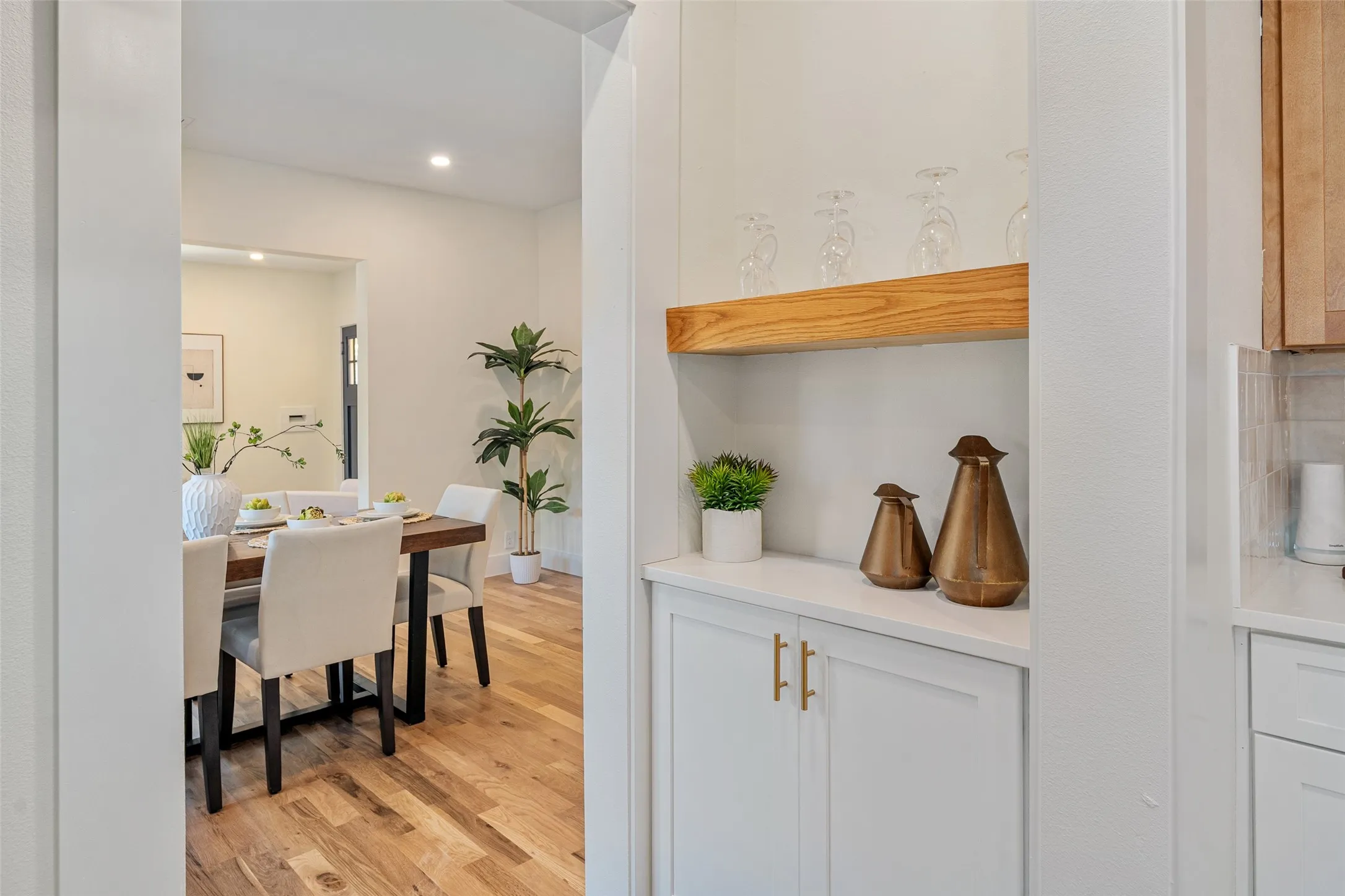 Single Family Residence For Sale in Dallas County , 407 S Rosemont Avenue, Dallas, Texas 75208, 3 Bedroom, 2 Bathroom, Garage spaces, 1,511 Sqft, built in 1923, mls#21334030, Real Estate Agent in Dallas, Homes For Sale in Dallas county, Homes For Sale in Dallas, Realtor in Dallas Texas, Real Estate Brokerage Independent Realty Texas, Luminita Cordes Realtor