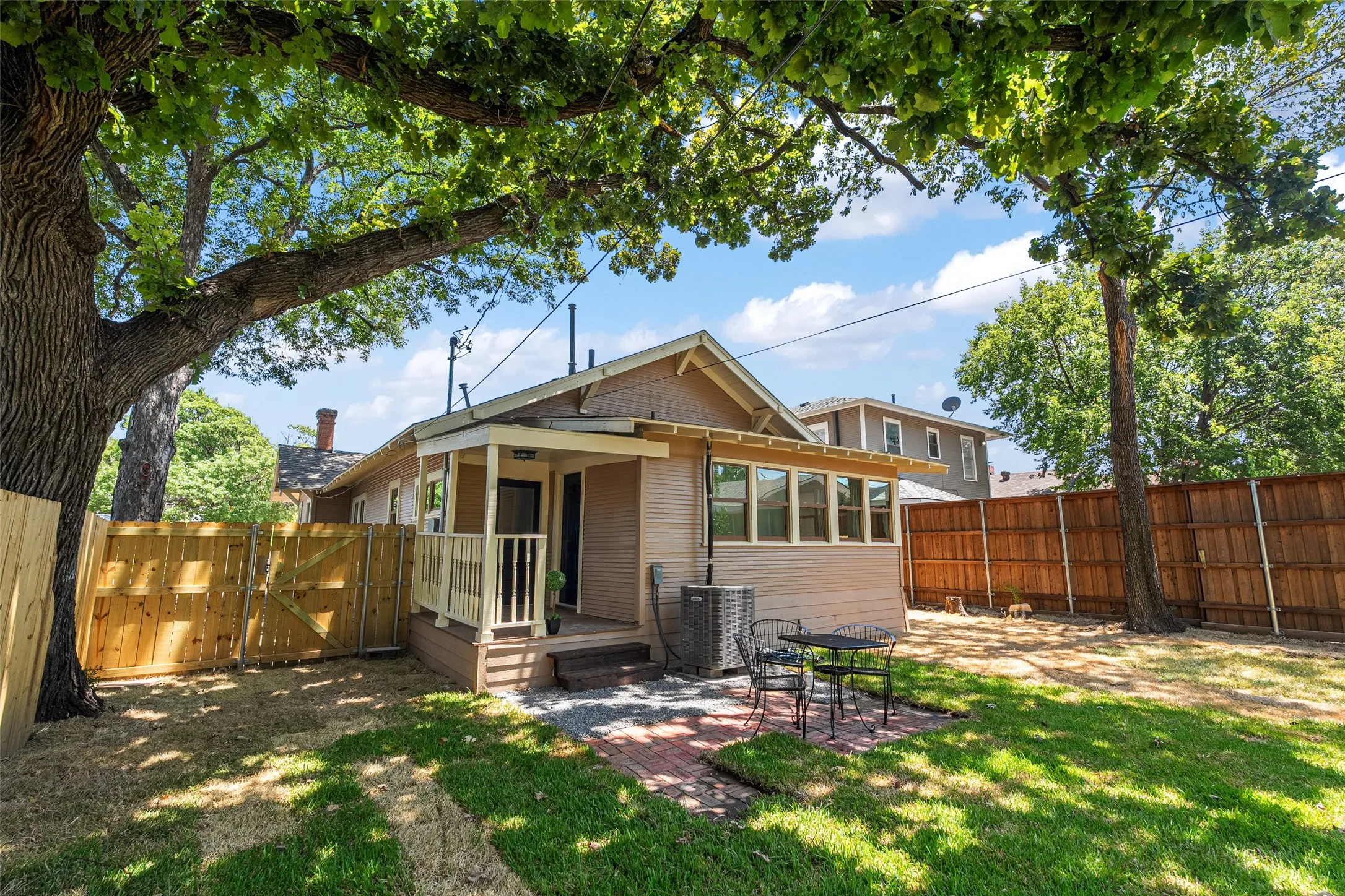 Single Family Residence For Sale in Dallas County , 407 S Rosemont Avenue, Dallas, Texas 75208, 3 Bedroom, 2 Bathroom, Garage spaces, 1,511 Sqft, built in 1923, mls#21334030, Real Estate Agent in Dallas, Homes For Sale in Dallas county, Homes For Sale in Dallas, Realtor in Dallas Texas, Real Estate Brokerage Independent Realty Texas, Luminita Cordes Realtor
