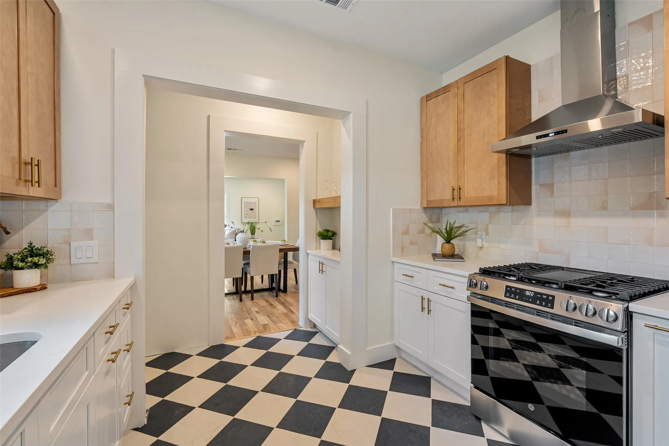 Single Family Residence For Sale in Dallas County , 407 S Rosemont Avenue, Dallas, Texas 75208, 3 Bedroom, 2 Bathroom, Garage spaces, 1,511 Sqft, built in 1923, mls#21334030, Real Estate Agent in Dallas, Homes For Sale in Dallas county, Homes For Sale in Dallas, Realtor in Dallas Texas, Real Estate Brokerage Independent Realty Texas, Luminita Cordes Realtor