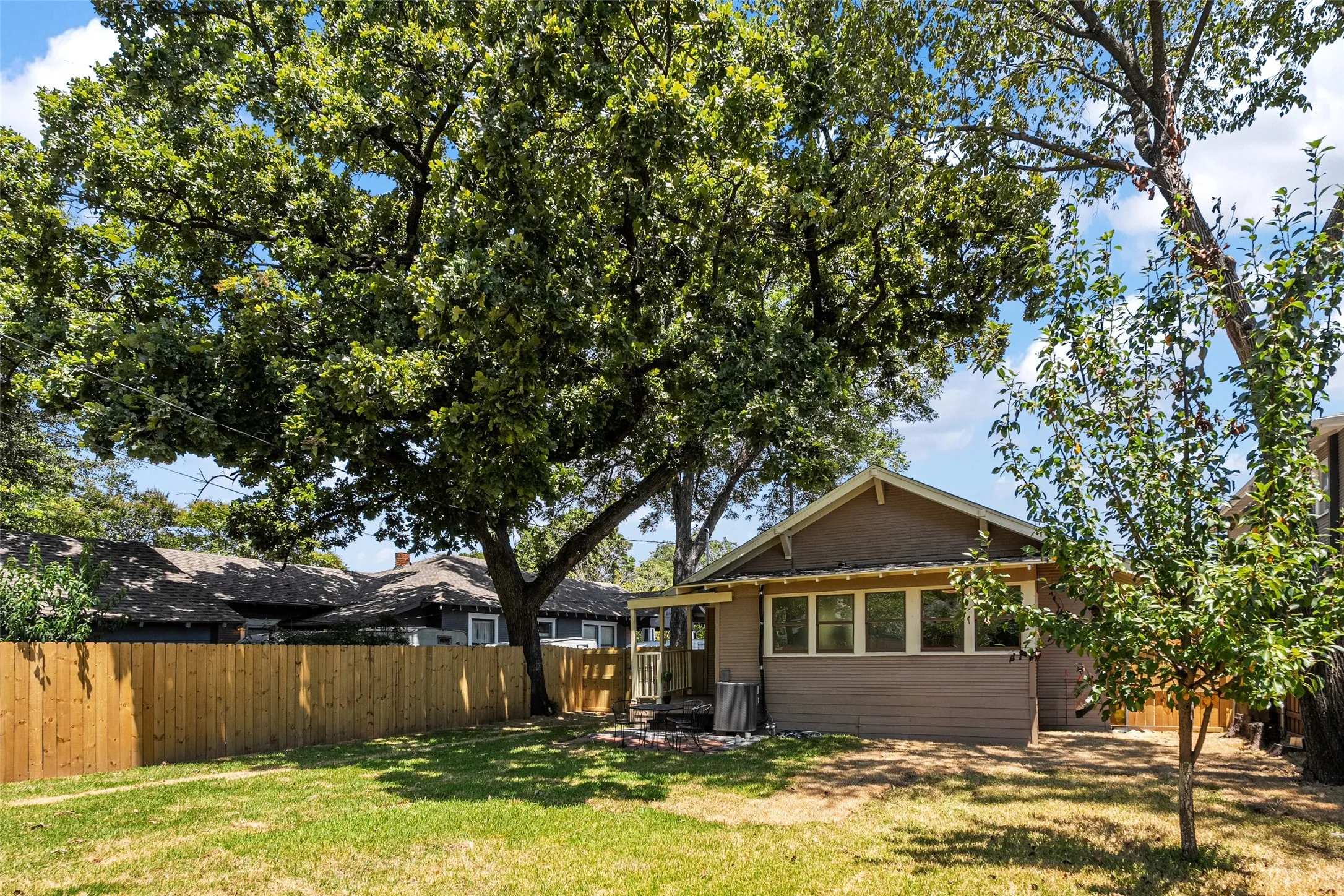Single Family Residence For Sale in Dallas County , 407 S Rosemont Avenue, Dallas, Texas 75208, 3 Bedroom, 2 Bathroom, Garage spaces, 1,511 Sqft, built in 1923, mls#21334030, Real Estate Agent in Dallas, Homes For Sale in Dallas county, Homes For Sale in Dallas, Realtor in Dallas Texas, Real Estate Brokerage Independent Realty Texas, Luminita Cordes Realtor