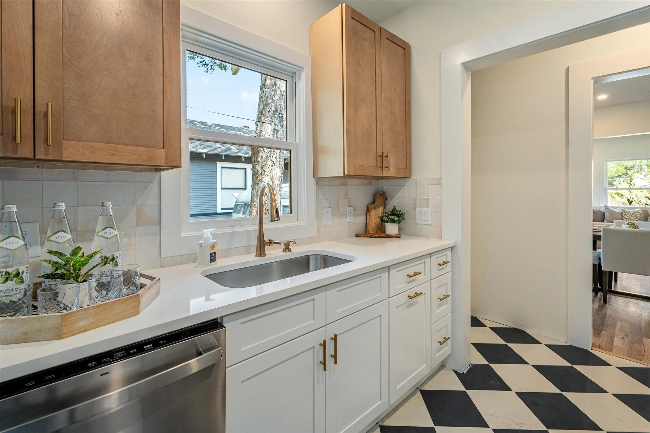 Single Family Residence For Sale in Dallas County , 407 S Rosemont Avenue, Dallas, Texas 75208, 3 Bedroom, 2 Bathroom, Garage spaces, 1,511 Sqft, built in 1923, mls#21334030, Real Estate Agent in Dallas, Homes For Sale in Dallas county, Homes For Sale in Dallas, Realtor in Dallas Texas, Real Estate Brokerage Independent Realty Texas, Luminita Cordes Realtor