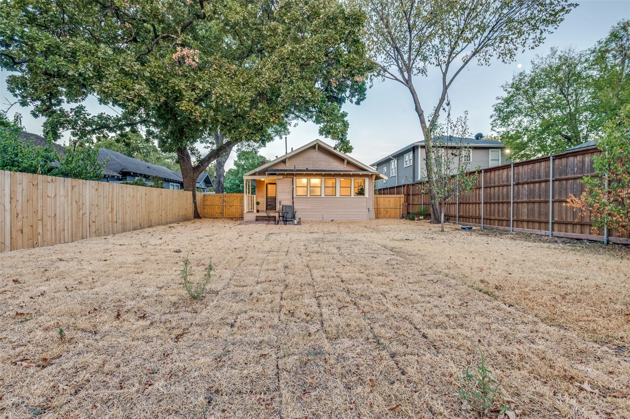 Single Family Residence For Sale in Dallas County , 407 S Rosemont Avenue, Dallas, Texas 75208, 3 Bedroom, 2 Bathroom, Garage spaces, 1,511 Sqft, built in 1923, mls#21334030, Real Estate Agent in Dallas, Homes For Sale in Dallas county, Homes For Sale in Dallas, Realtor in Dallas Texas, Real Estate Brokerage Independent Realty Texas, Luminita Cordes Realtor