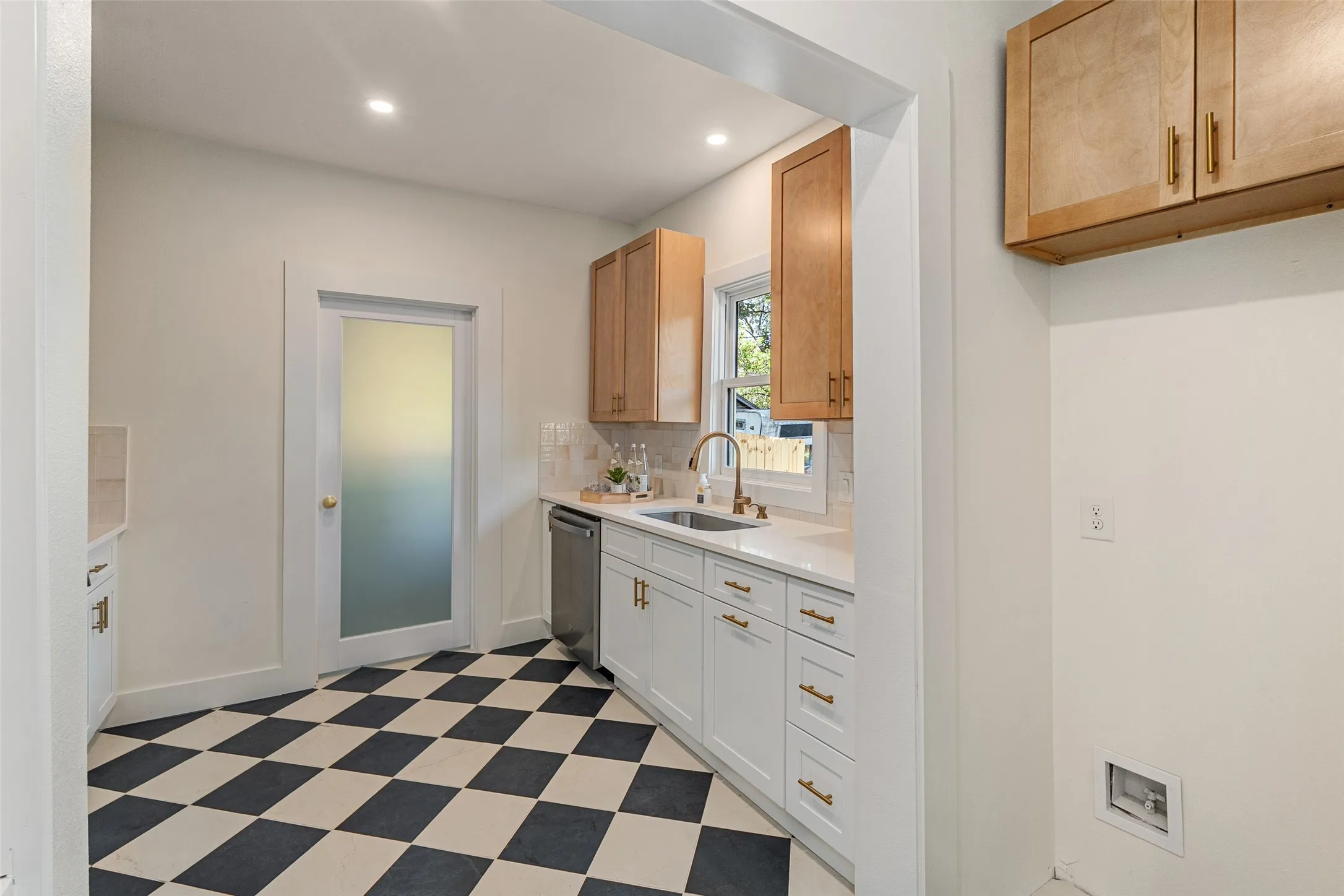 Single Family Residence For Sale in Dallas County , 407 S Rosemont Avenue, Dallas, Texas 75208, 3 Bedroom, 2 Bathroom, Garage spaces, 1,511 Sqft, built in 1923, mls#21334030, Real Estate Agent in Dallas, Homes For Sale in Dallas county, Homes For Sale in Dallas, Realtor in Dallas Texas, Real Estate Brokerage Independent Realty Texas, Luminita Cordes Realtor