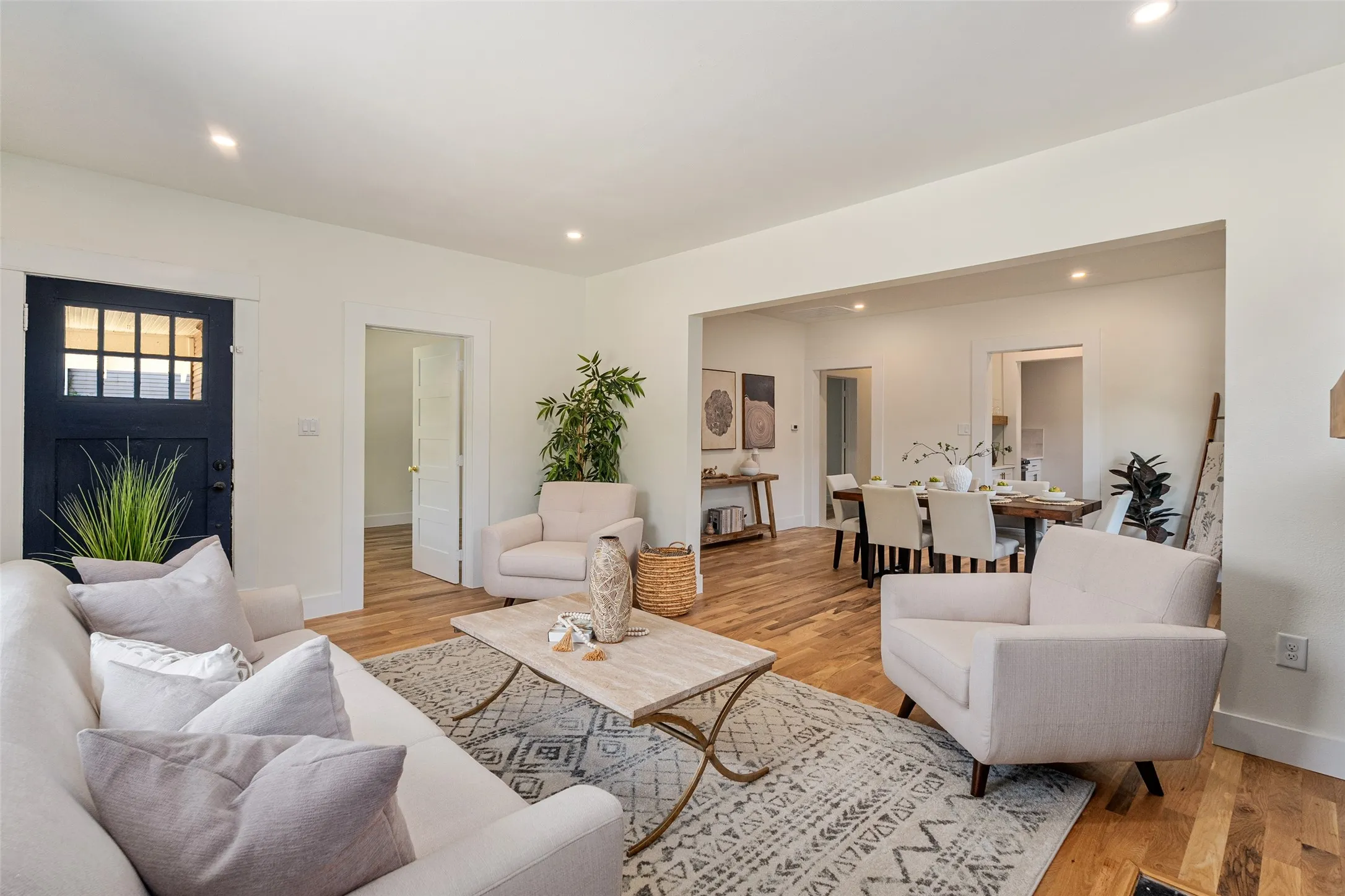 Single Family Residence For Sale in Dallas County , 407 S Rosemont Avenue, Dallas, Texas 75208, 3 Bedroom, 2 Bathroom, Garage spaces, 1,511 Sqft, built in 1923, mls#21334030, Real Estate Agent in Dallas, Homes For Sale in Dallas county, Homes For Sale in Dallas, Realtor in Dallas Texas, Real Estate Brokerage Independent Realty Texas, Luminita Cordes Realtor