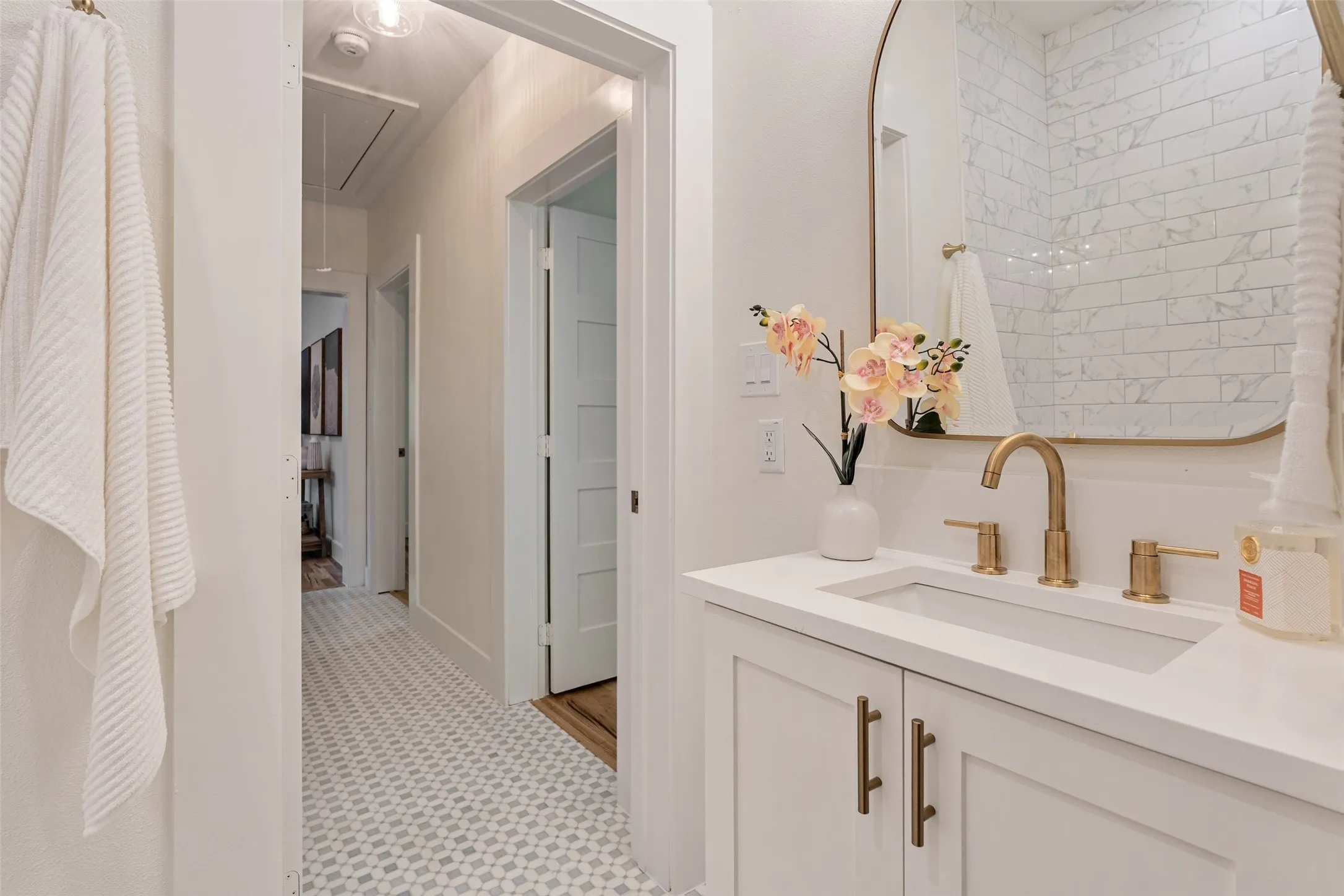 Single Family Residence For Sale in Dallas County , 407 S Rosemont Avenue, Dallas, Texas 75208, 3 Bedroom, 2 Bathroom, Garage spaces, 1,511 Sqft, built in 1923, mls#21334030, Real Estate Agent in Dallas, Homes For Sale in Dallas county, Homes For Sale in Dallas, Realtor in Dallas Texas, Real Estate Brokerage Independent Realty Texas, Luminita Cordes Realtor